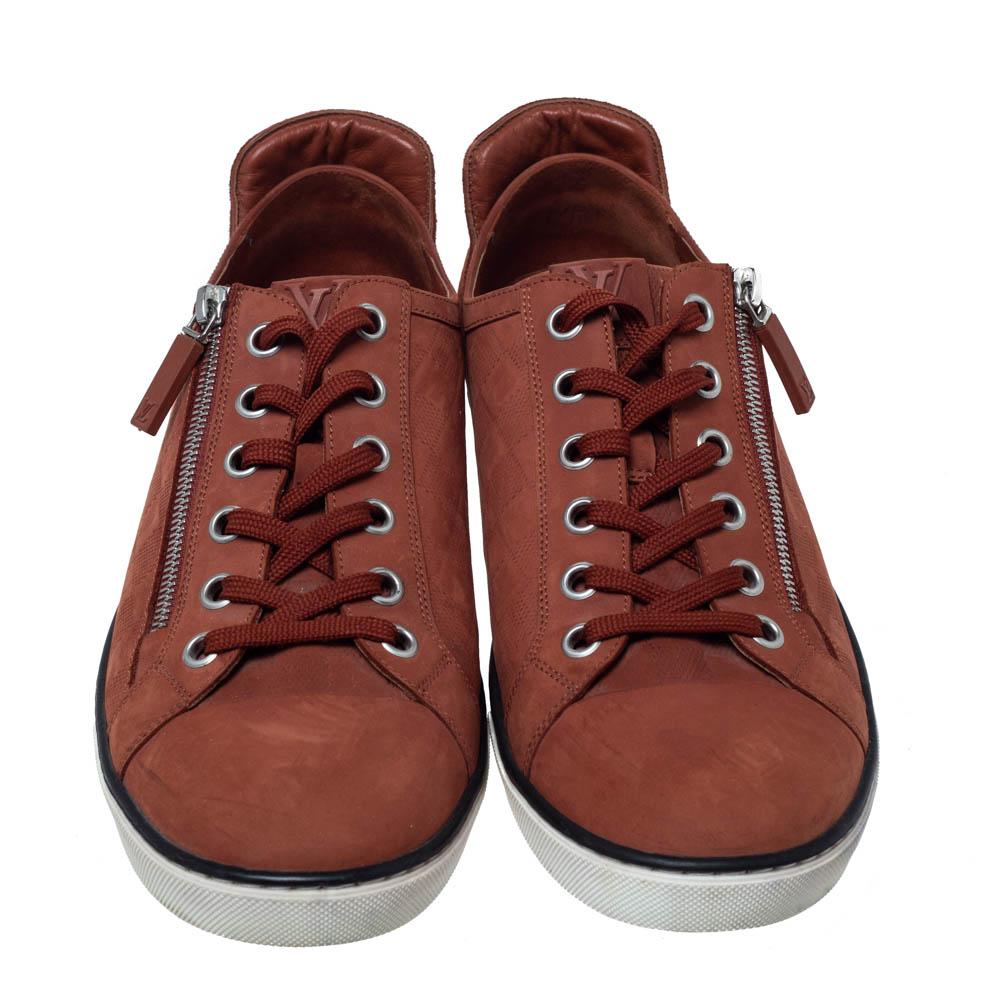Experience footwear ease with this pair of sneakers by Louis Vuitton. They've been crafted from Damier nubuck and suede into a design of round toes and lace-up on the vamps. The leather insoles add to the comfort of the pair.

