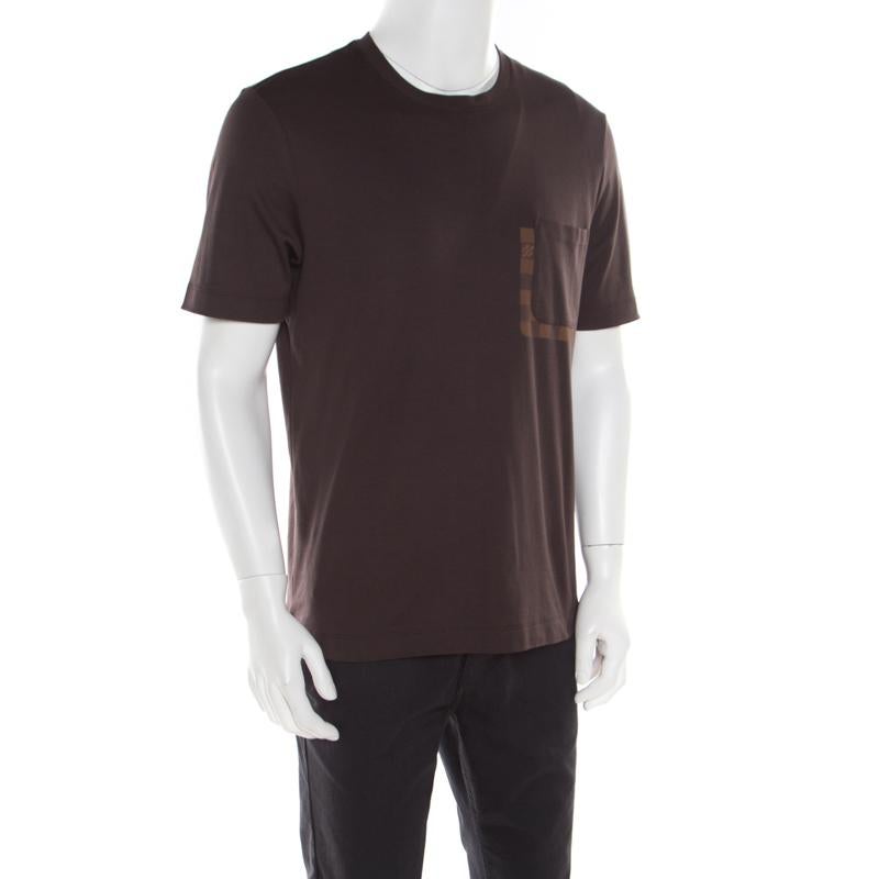This T-shirt from Louis Vuitton not only looks stylish but is also quite comfortable. The brown T-shirt is made of 100% cotton and features a simple structured silhoutte. It flaunts the brand's signature Damier trim detailing on the chest pocket and