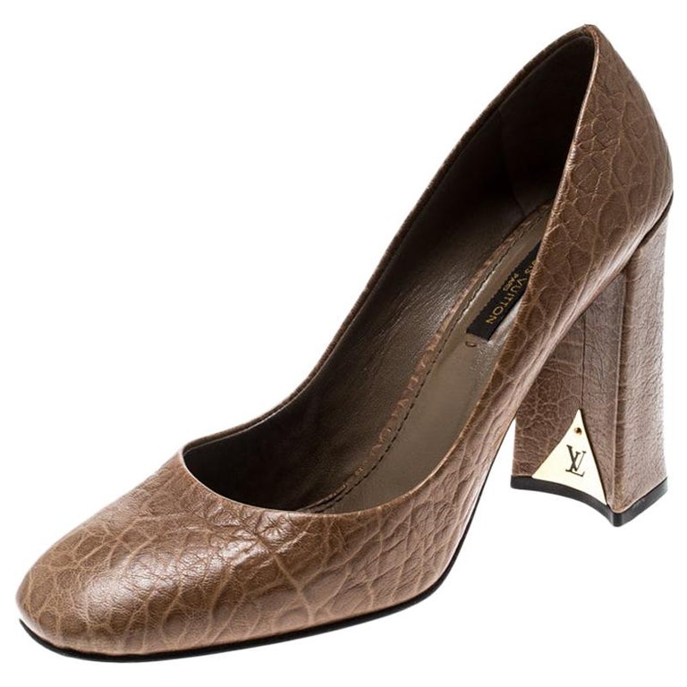 Louis Vuitton Brown Distressed Leather Block Heel Pumps Size 39.5 For Sale at 1stdibs