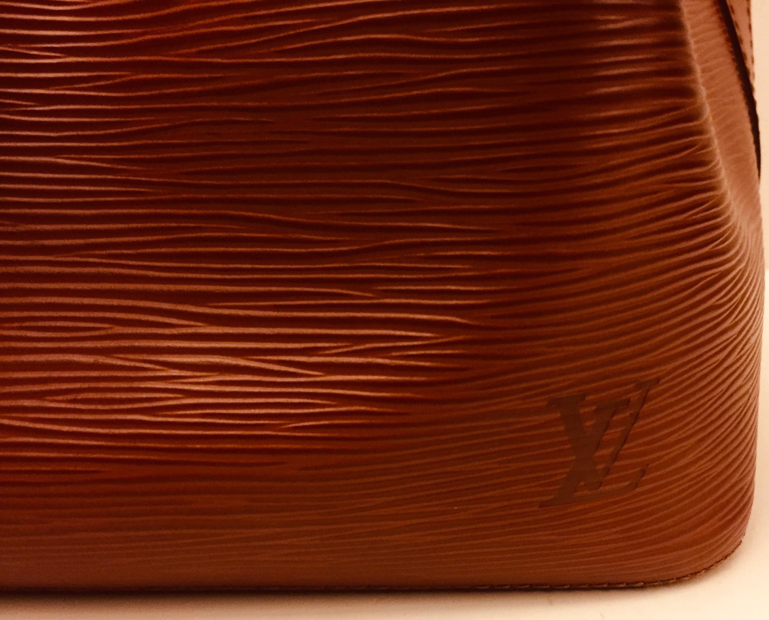 - Vintage Louis Vuitton brown epi bucket bag with drawstring closure.

-Measurements : 25cm x 26cm x 19cm. Drop: 30cm to 36cm.(adjustable holes).