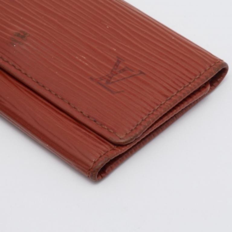 Perfectly sized and crafted to perfection, this key holder from Louis Vuitton makes an elegant addition to your accessory repertoire. This impressive piece is designed using brown Epi leather and its interior will keep your keys safe.