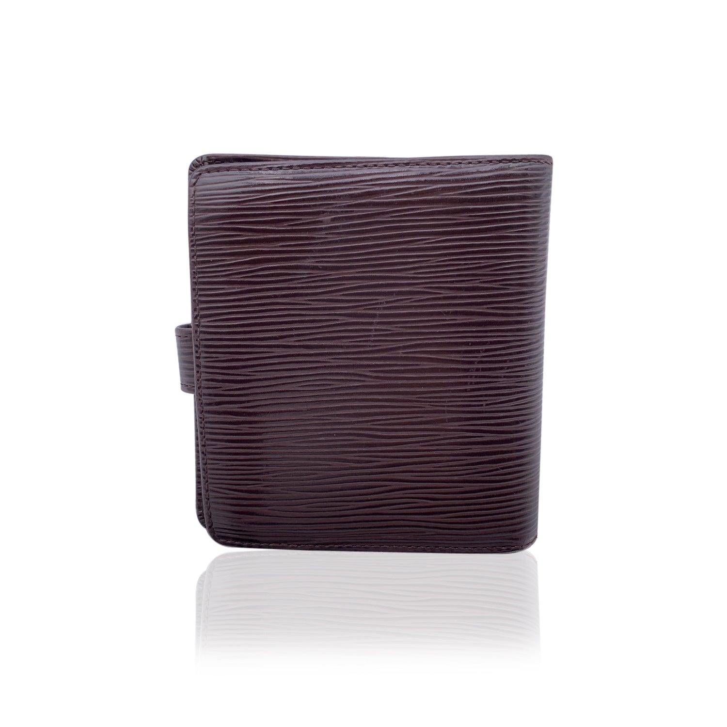 Louis Vuitton Vintage braun Epi Leder Compact Brieftasche. Sie verfügt über 4 Kreditkartenfächer, 2 offene Fächer, 1 Münzfach und 1 Geldscheinfach. Innen eingraviert: 