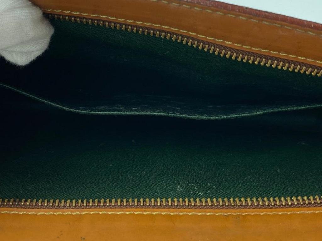 Louis Vuitton Brown Epi Leder Pochette Homme Umschlag Clutch 7LV910 im Zustand „Gut“ im Angebot in Dix hills, NY