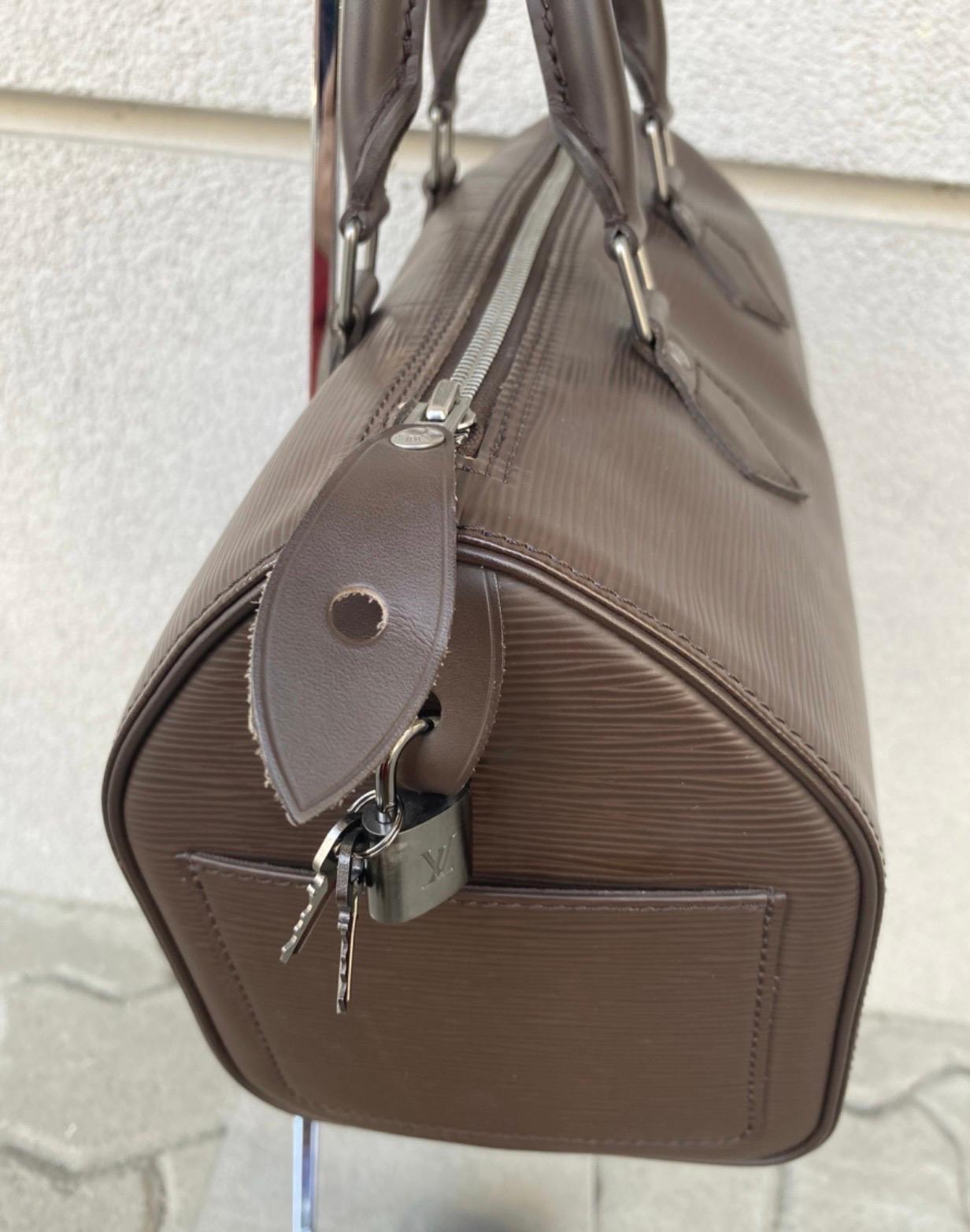 Speedy Louis Vuitton in brown epi leather, dimensions: length 30cm height 21cm width 17cm, in very good condition, equipped with key and padlock.