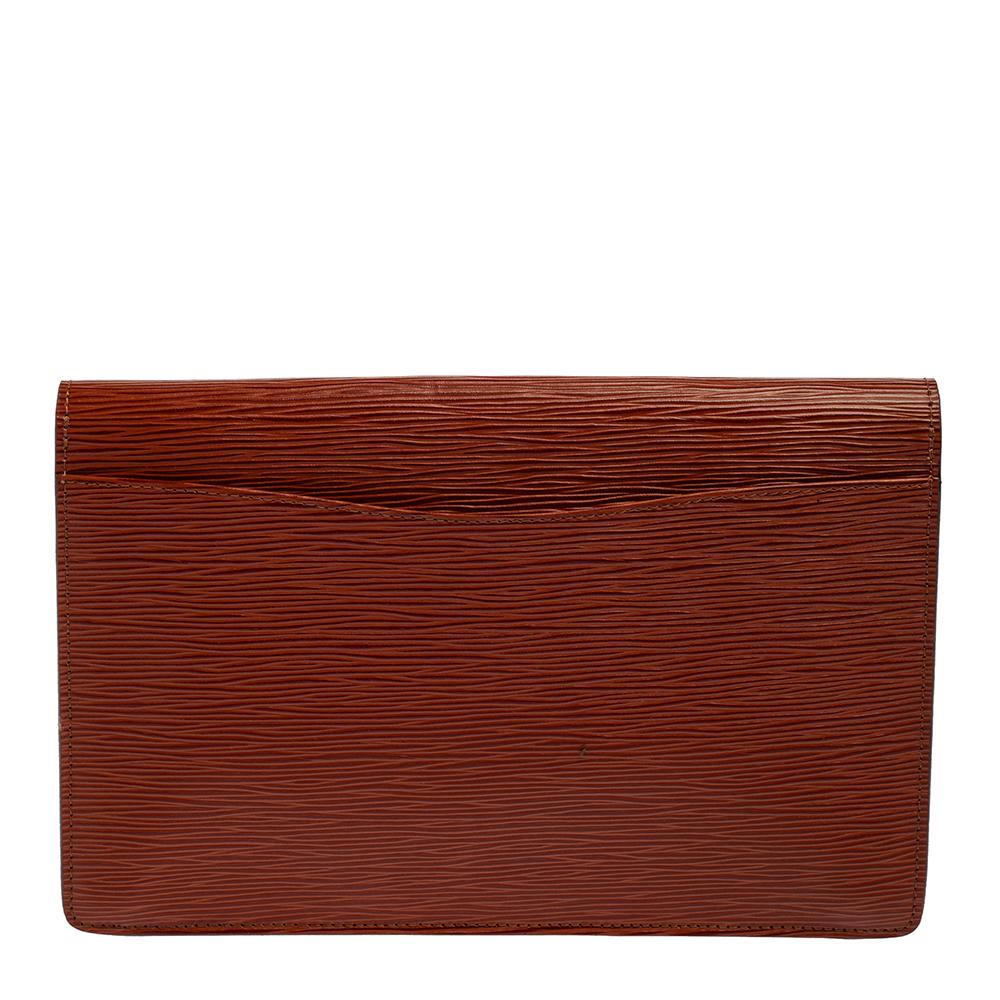 Embrace the current trends in fashion with this elegant clutch by Louis Vuitton. Crafted into a sturdy silhouette from Epi leather, it adds oodles of sophistication to your look. The creation is adorned with a front flap that features a petite LV