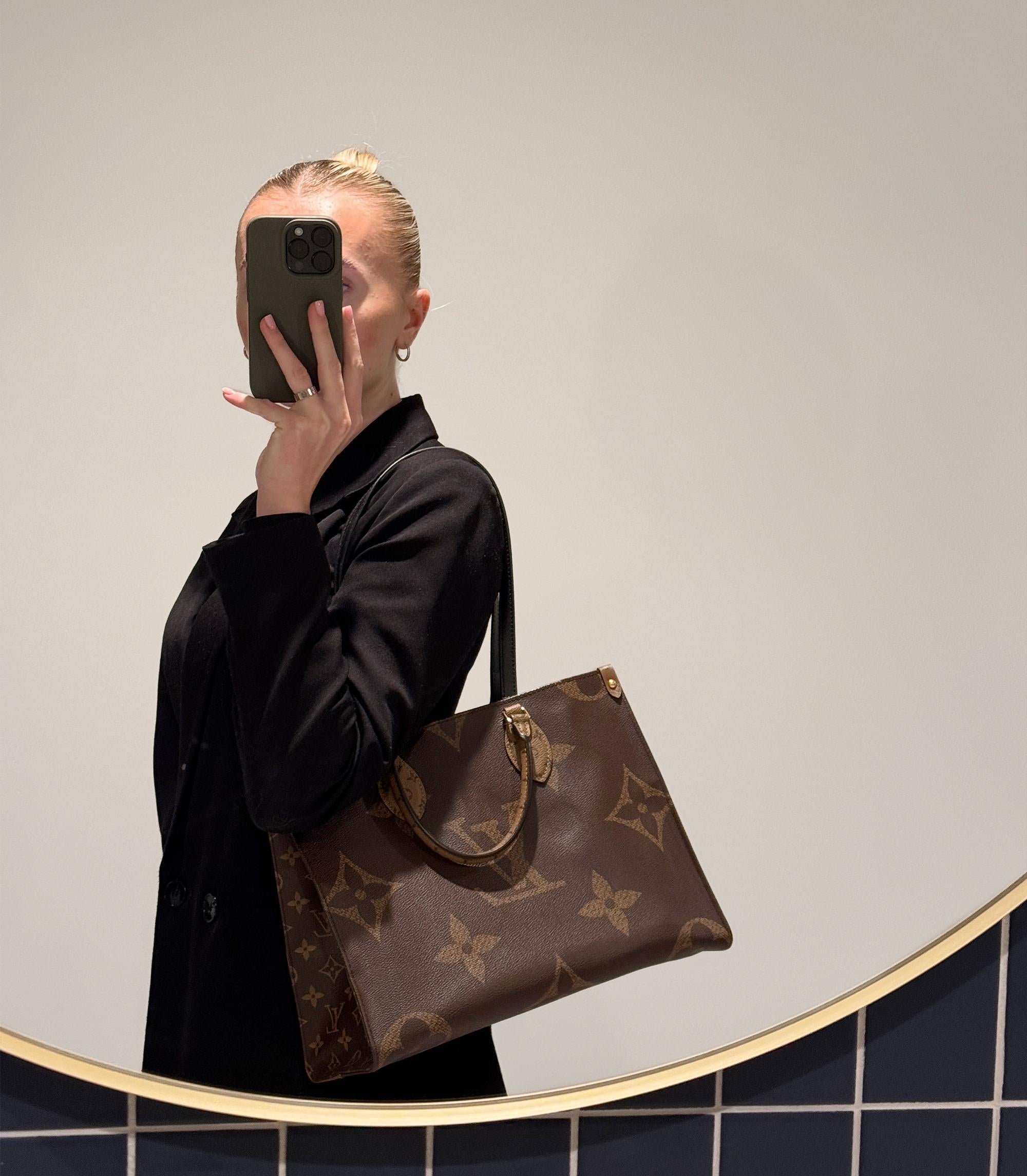 Louis Vuitton Brown Giant Monogram & Monogram Reverse Canvas Coated Onthego MM

Détails du produit
Xupes Ref : CB1428
Marque : Louis Vuitton
Modèle : Onthego GM
Type : Épaule, fourre-tout
Âge : 2023
PRIX DE VENTE CONSEILLÉ : 2 280
Accompagné de :