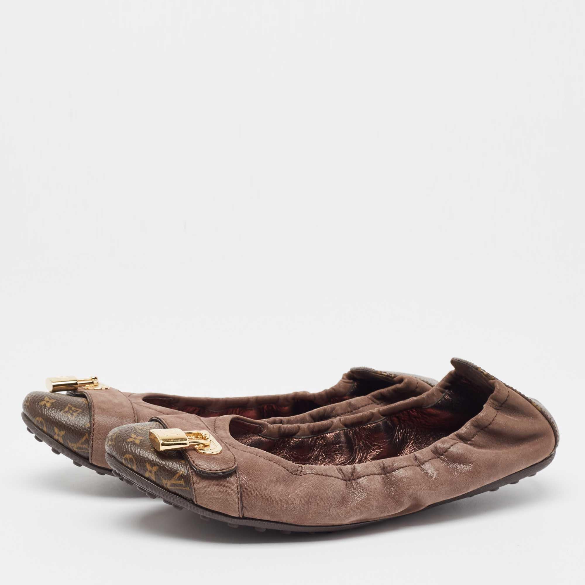 Deje que este cómodo par sea su primera elección cuando salga a pasar un largo día. Estos zapatos de diseño tienen una parte superior bien cosida y una suela resistente.