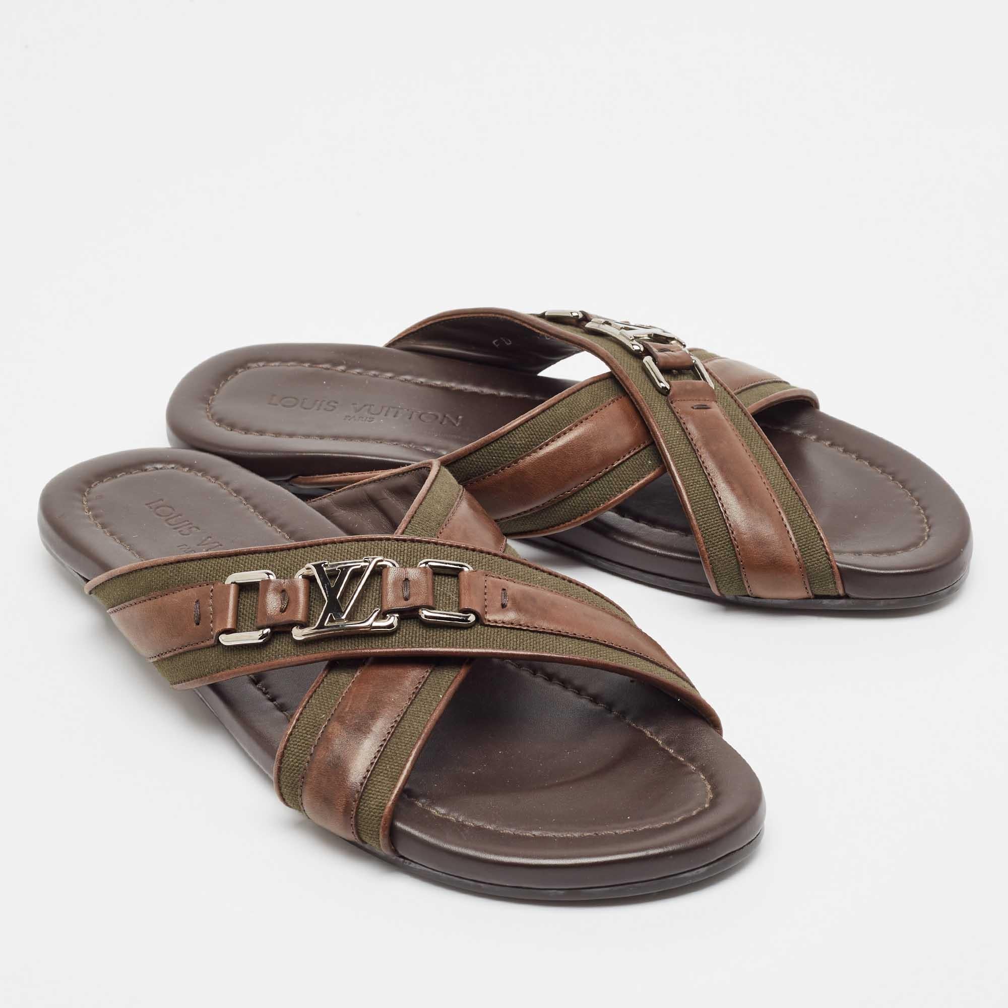 Louis Vuitton Brown/Green Leather and Canvas Flat Slides Size 42.5 In Good Condition For Sale In Dubai, Al Qouz 2