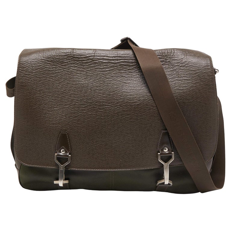 Louis Vuitton Ardoise Taiga Leather Roman MM Messenger Bag at 1stDibs   louis vuitton taiga messenger bag, fake louis vuitton messenger, louis  vuitton roman mm