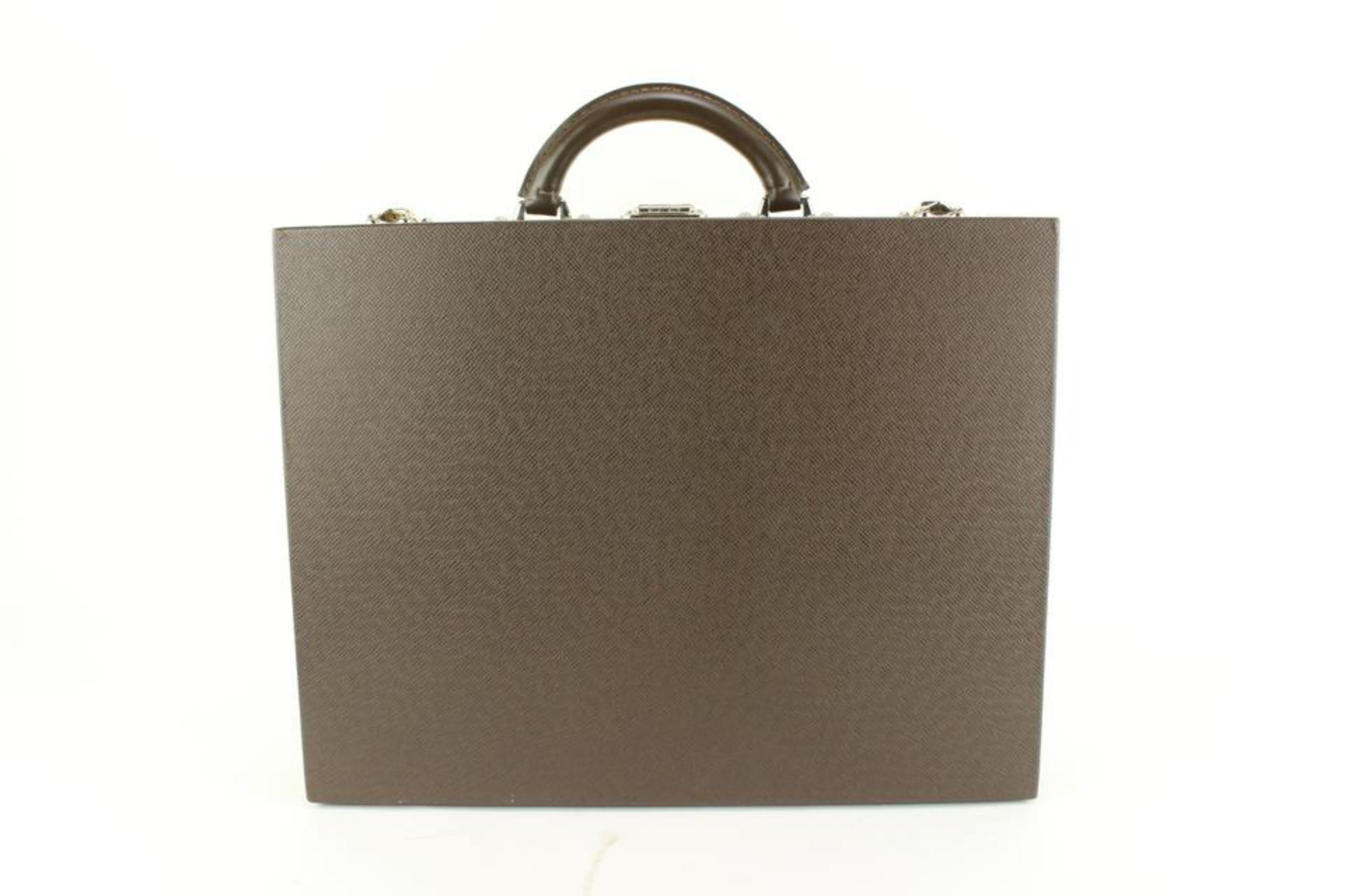Louis Vuitton Brown Grizzli Taiga Leather President Briefcase Attache14lk616s In Excellent Condition For Sale In Dix hills, NY