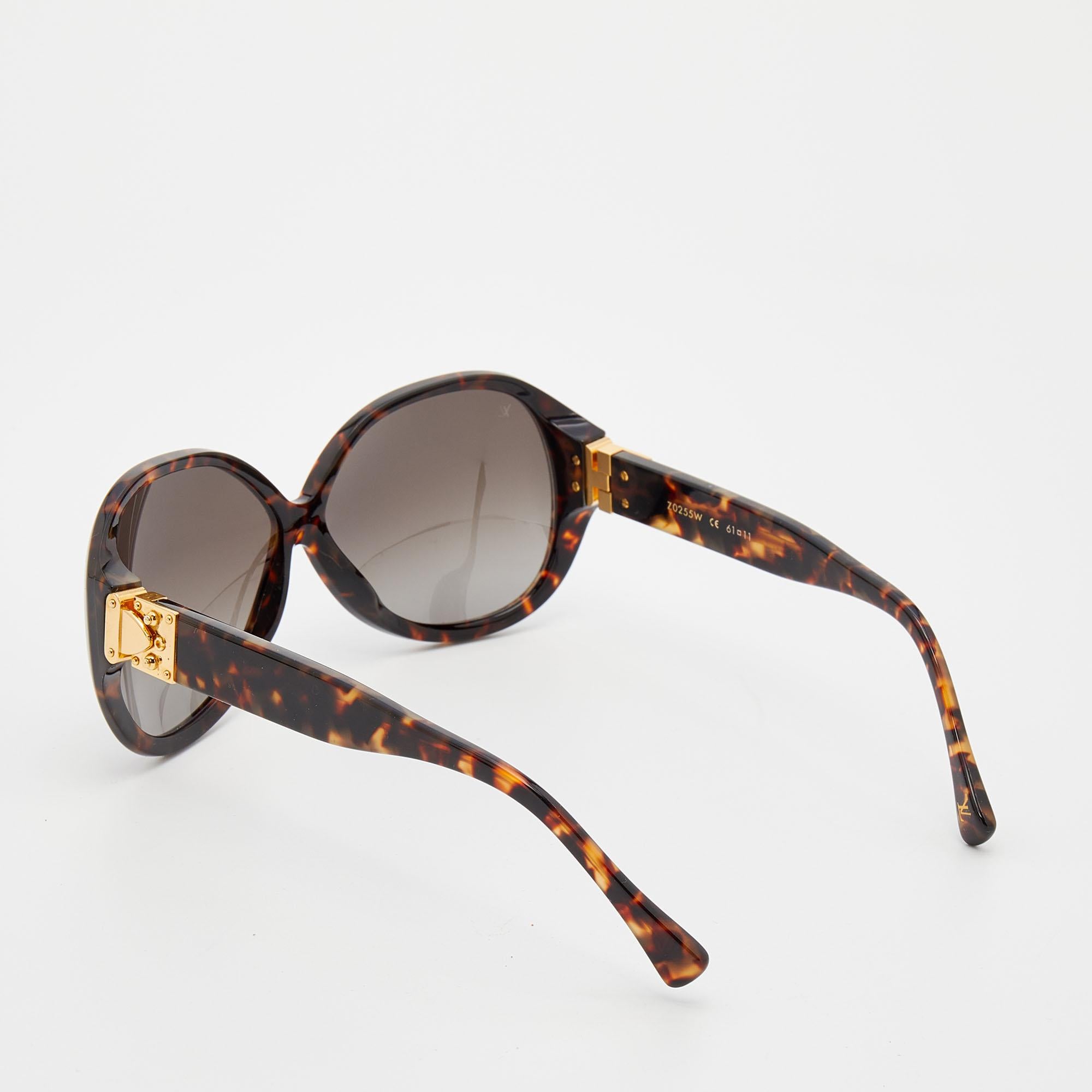 This pair of Louis Vuitton sunglasses is an ideal pick for a day out in the sun. Set in a sturdy havana frame, the glasses come with brown gradient lenses and signature lock detailing as the hinges.

