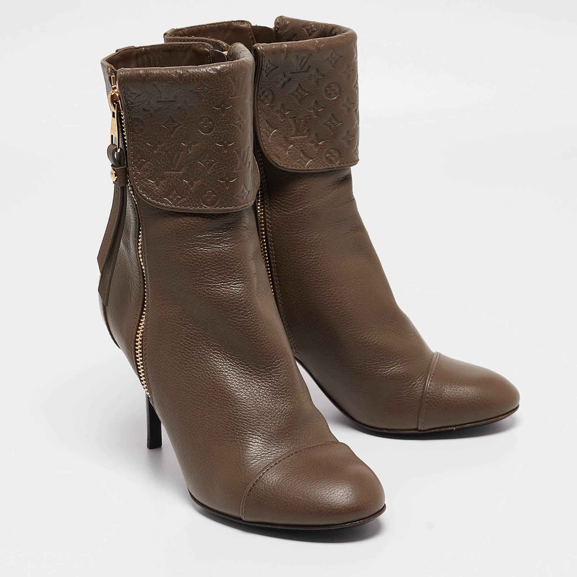 Enjoy the most fashionable days with these stylish boots. Modern in design and craftsmanship, they are fashioned to keep you comfortable and chic!

