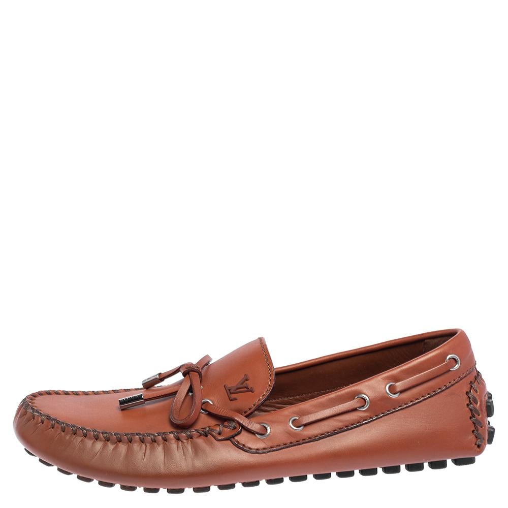 Louis Vuitton loafers are loved by fashion mavens worldwide and are perfect for making a fashion statement. These brown Arizona loafers are crafted from leather and feature a neat design. They flaunt round toes, tie detailing, comfortable