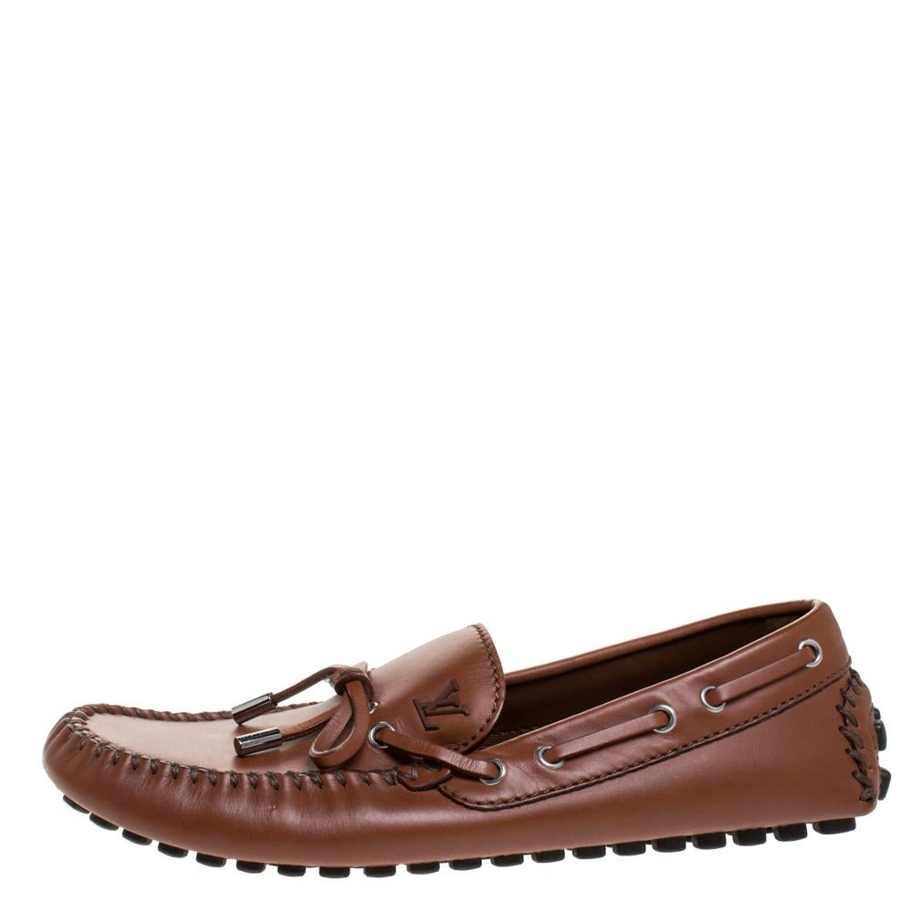 Louis Vuitton loafers are loved by men and women worldwide and are perfect for making a fashion statement. These brown Arizona loafers are crafted from leather and feature a neat design. They flaunt round toes, tie detailing, comfortable