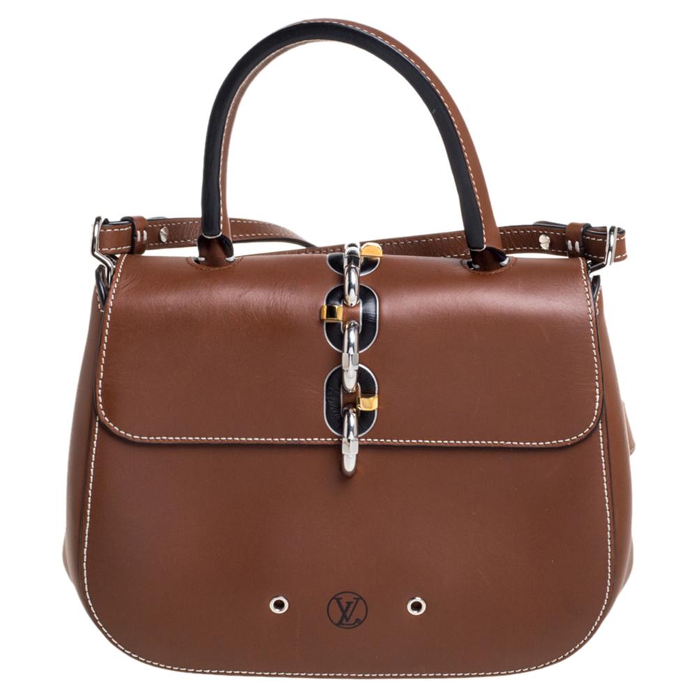 The excellent craftsmanship of this Louis Vuitton bag ensures a brilliant finish and a rich appeal. Set your own fashion quotient by adorning this smart and chic bag to complement your attire. Crafted in Italy, it is made from leather and styled