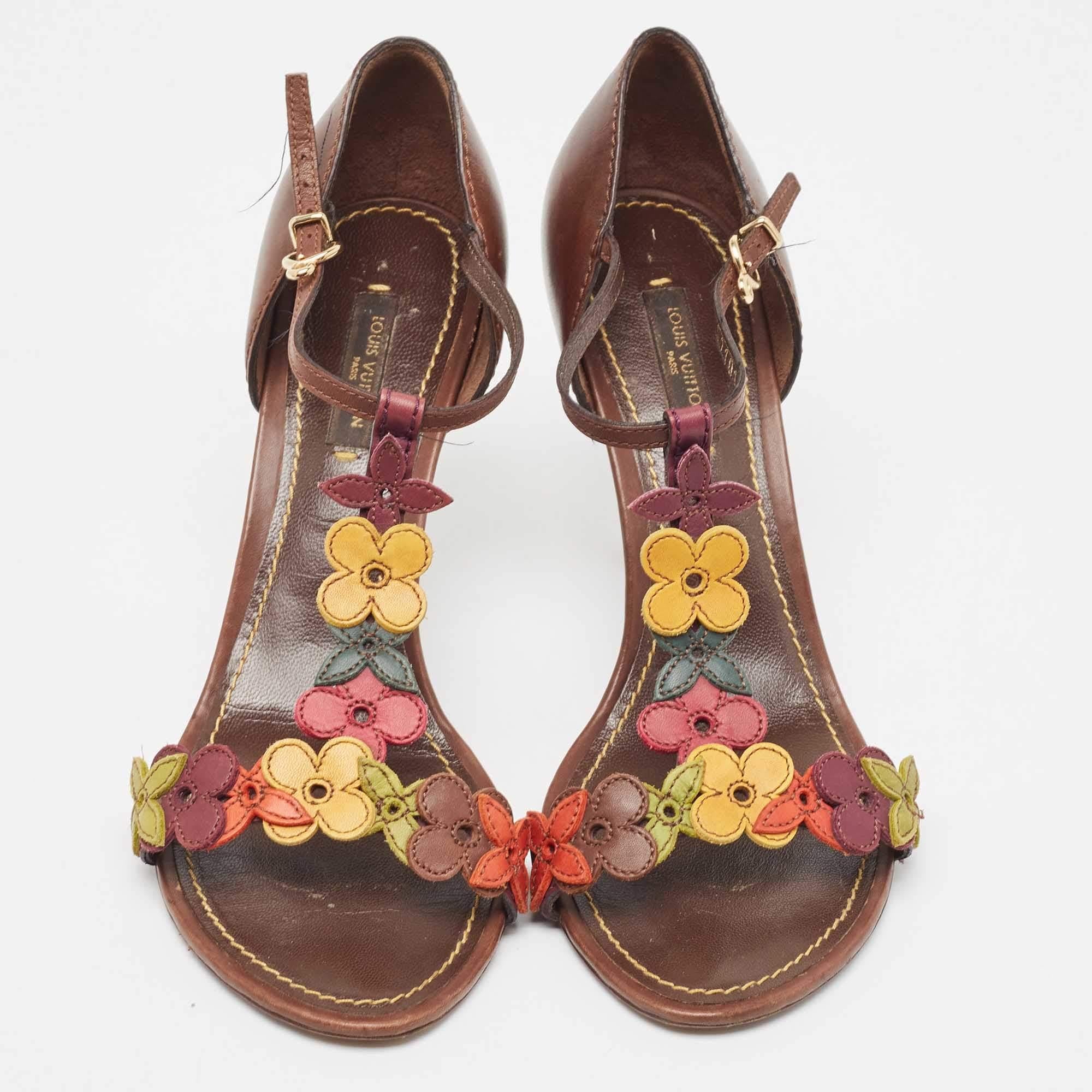 Stellen Sie sich eine Schuhsammlung mit zeitlosen Paaren zusammen, damit Sie sie lange tragen können, unabhängig von der Jahreszeit oder dem Trend. Wählen Sie Paare wie dieses. Es ist ein edles, raffiniertes Design mit blühenden Blumen und hohen