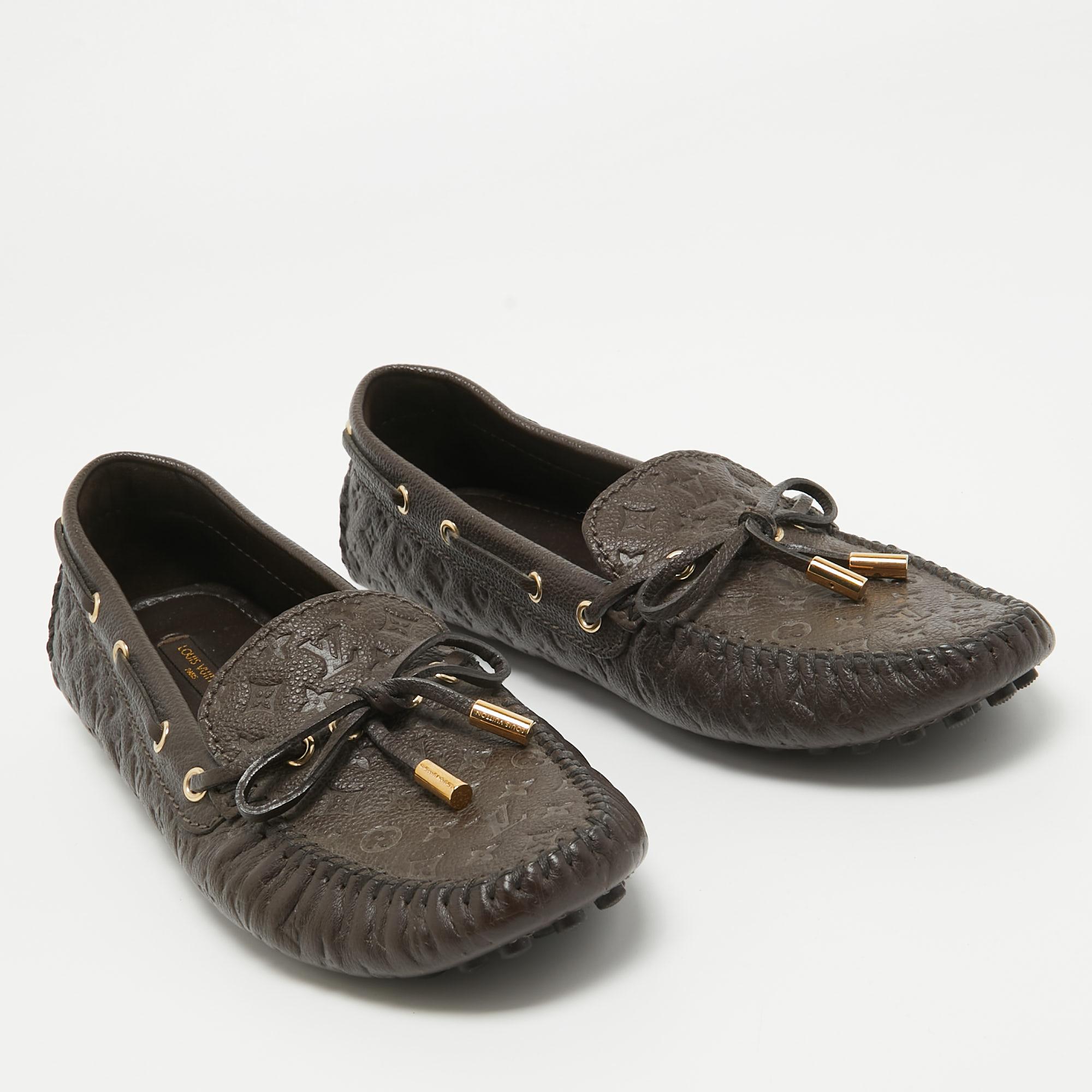 Louis Vuitton Brown Leather Gloria Loafers Size 38.5 In Good Condition For Sale In Dubai, Al Qouz 2