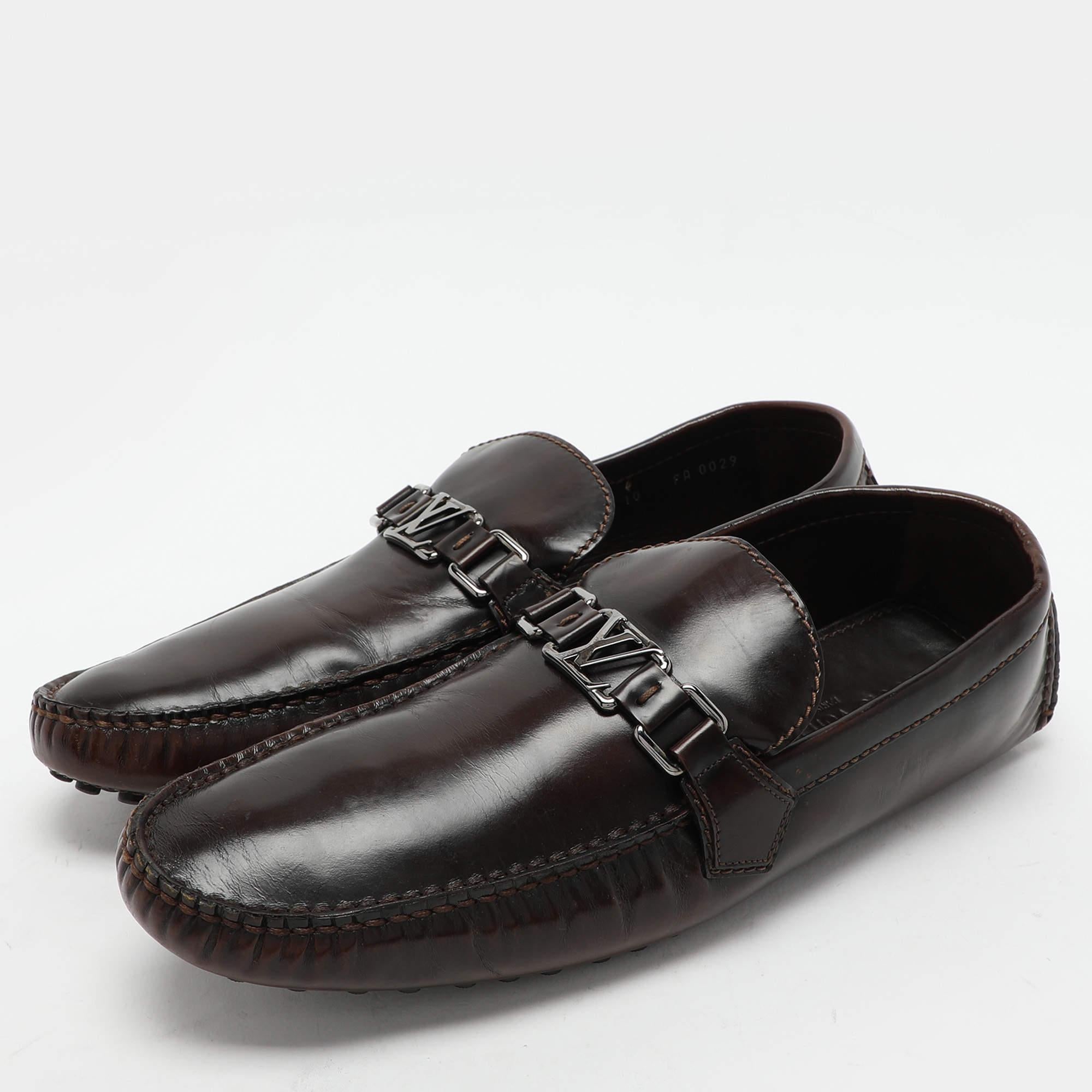 Pour compléter parfaitement vos tenues, nous vous présentons cette paire de mocassins qui ne parle que de style. Les chaussures ont été fabriquées avec savoir-faire et sont conçues pour être faciles à enfiler. Ils sont le choix idéal pour compléter