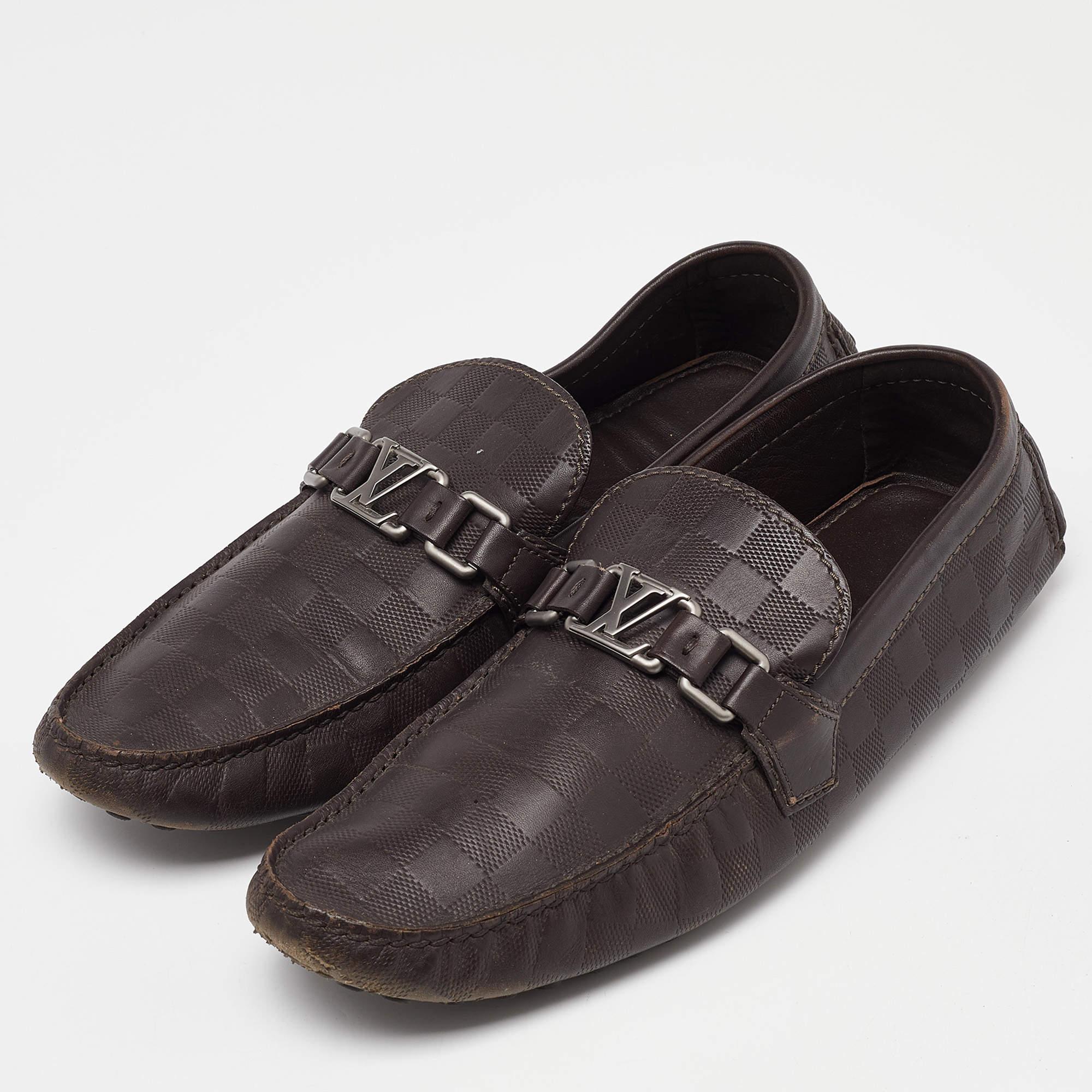 Prácticos, de moda y duraderos, estos mocasines marrones de LV están cuidadosamente fabricados para ser buenos compañeros de tu estilo diario. Vienen fabricados con los mejores materiales para ser una compra apreciada.