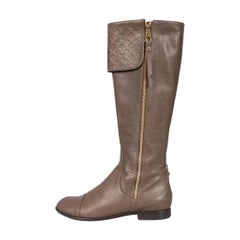 Botas hasta la rodilla de Louis Vuitton de piel marrón con cremalleras doradas, talla 37,5