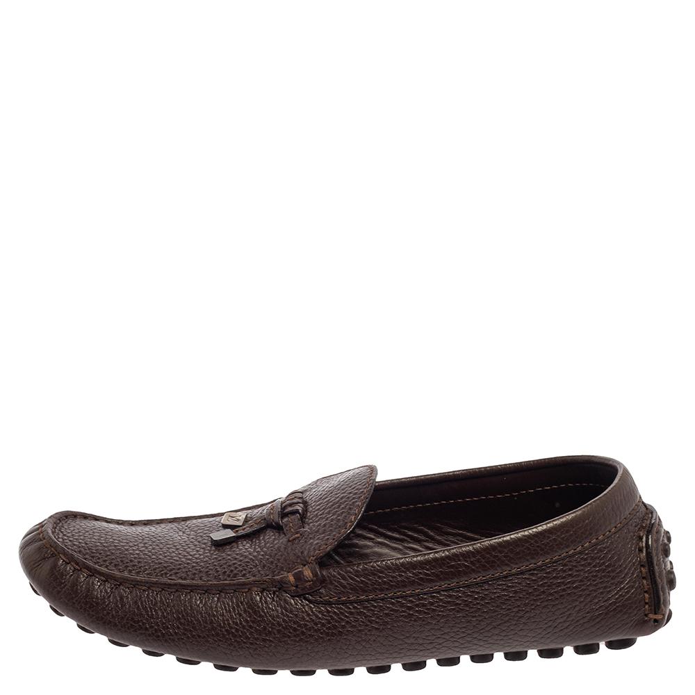 Create dapper looks with this pair of stylish loafers from Louis Vuitton. They have been crafted from quality leather in Italy and come in a lovely shade of brown. They are designed with the art of fine stitching and flaunt bow and logo details on
