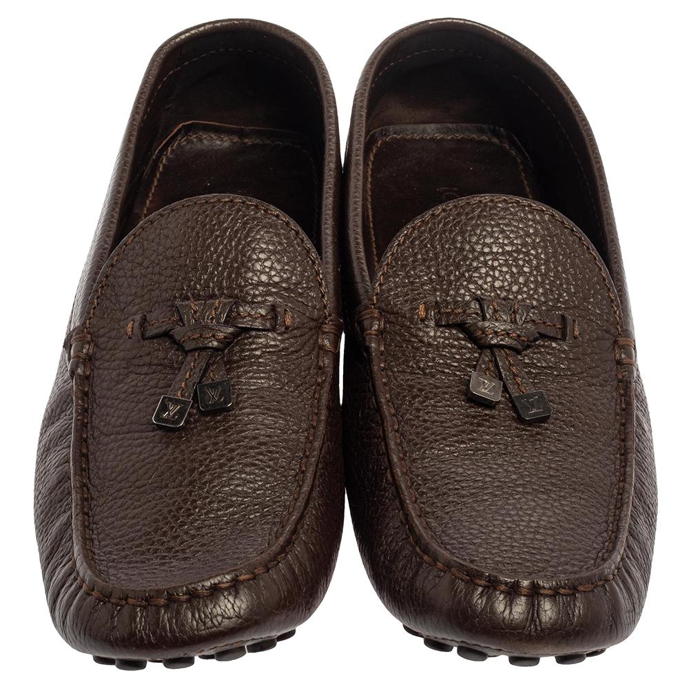 Braun Leder Logo Schleife Slip auf Loafers von Louis Vuitton Größe 44 (Schwarz) im Angebot