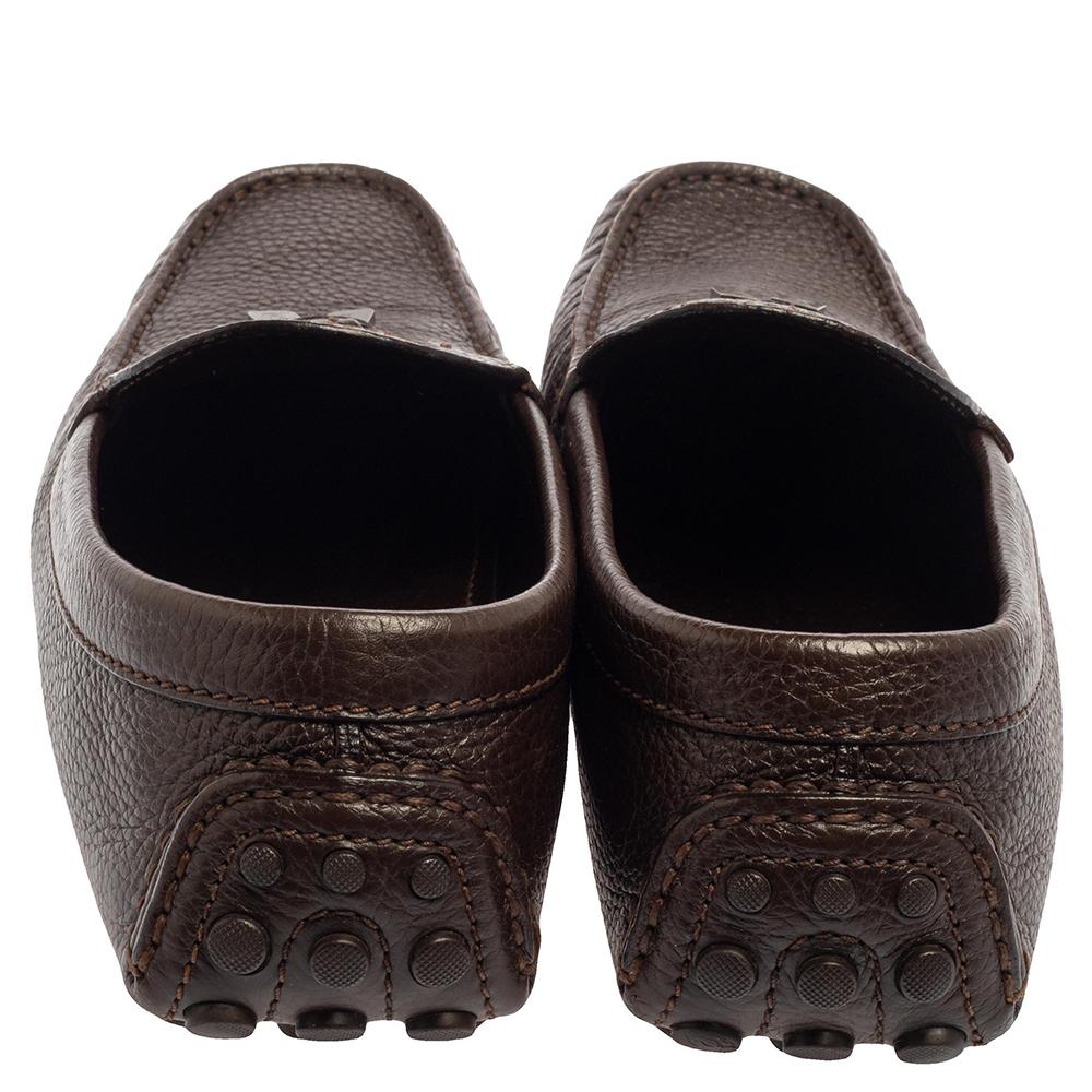 Louis Vuitton Brown Leather Logo Bow Slip On Loafers Size 44 In Good Condition For Sale In Dubai, Al Qouz 2