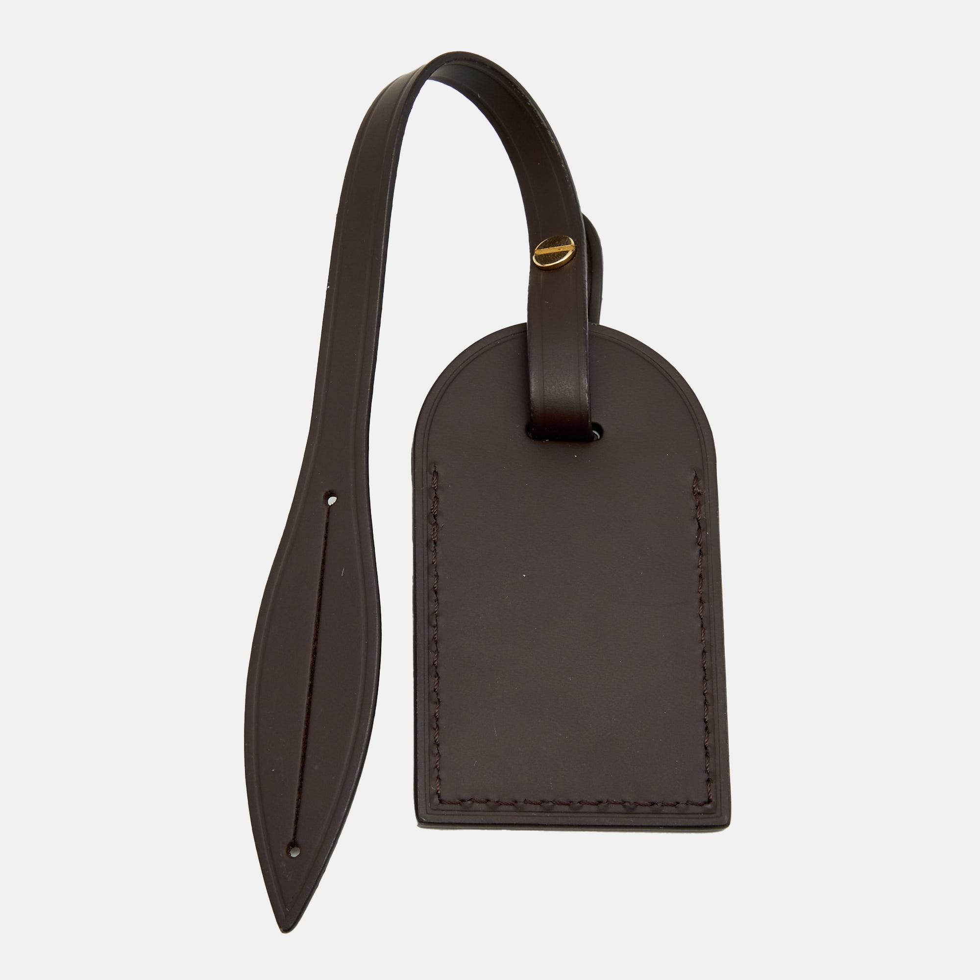 Rendered in leather, this luggage tag from Louis Vuitton will elevate the looks of your chic travel bags. It is designed in a simple shape with just the brand label on the front. It is complete with a leather strap holding a buckle. Keep your bags