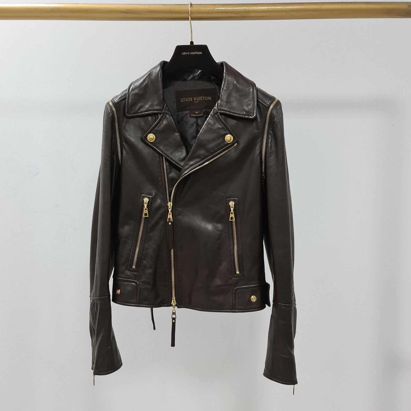 Stylish Louis Vuitton Brown Leather Mink Collar Biker Jacket.

Sleeves and mink collar are removable.

Sz.38

Condition is good. Gently used.

For buyers from EU we can provide shipping from Poland. Please demand if you need.
