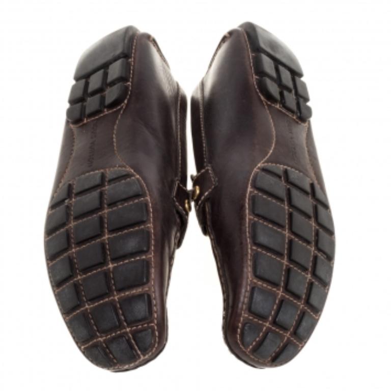 Vous vous sentirez bien dans cette paire de mocassins Monte Carlo de Louis Vuitton. Elles ont été confectionnées en cuir marron et conçues avec l'art de la surpiqûre fine et la signature LV sur l'empeigne. La paire est équipée de semelles