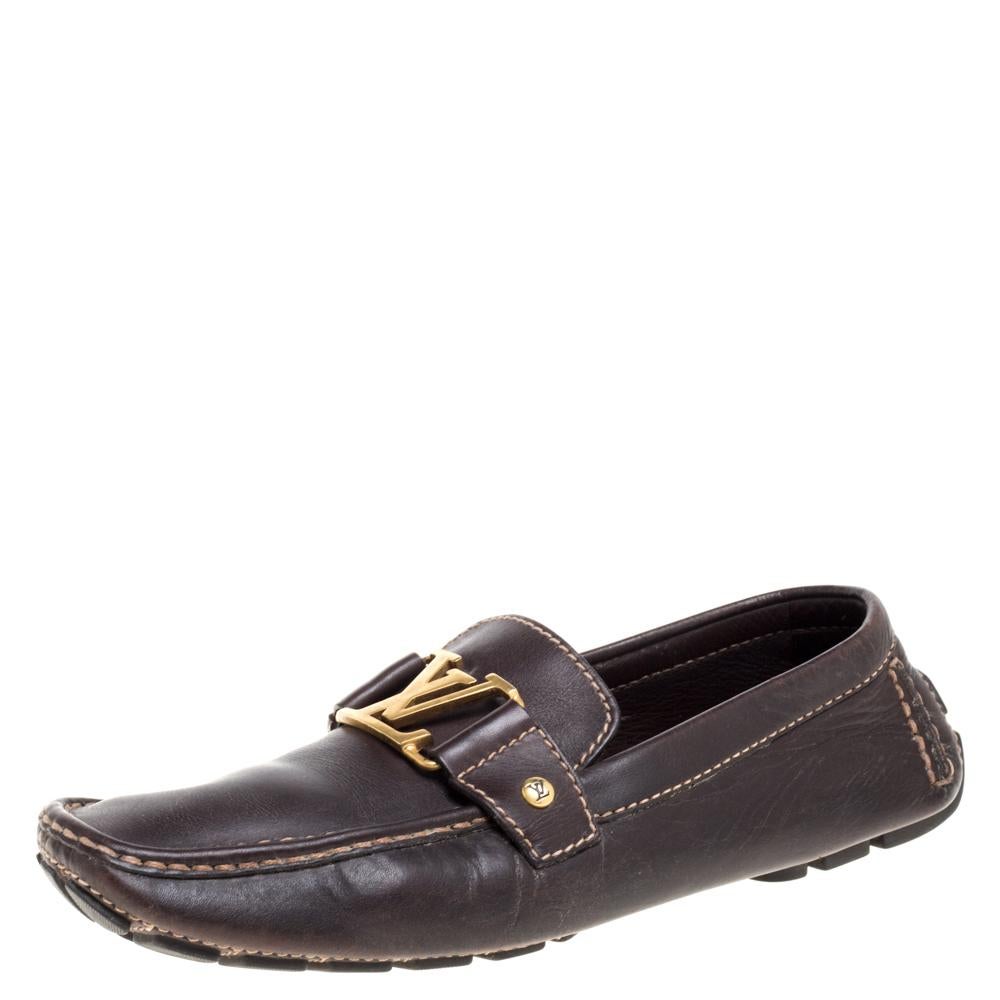 Feel your best in this pair of Monte Carlo loafers from Louis Vuitton. They have been crafted from brown leather and designed with the art of fine stitching and the signature LV on the uppers. The pair is complete with comfortable insoles and rubber