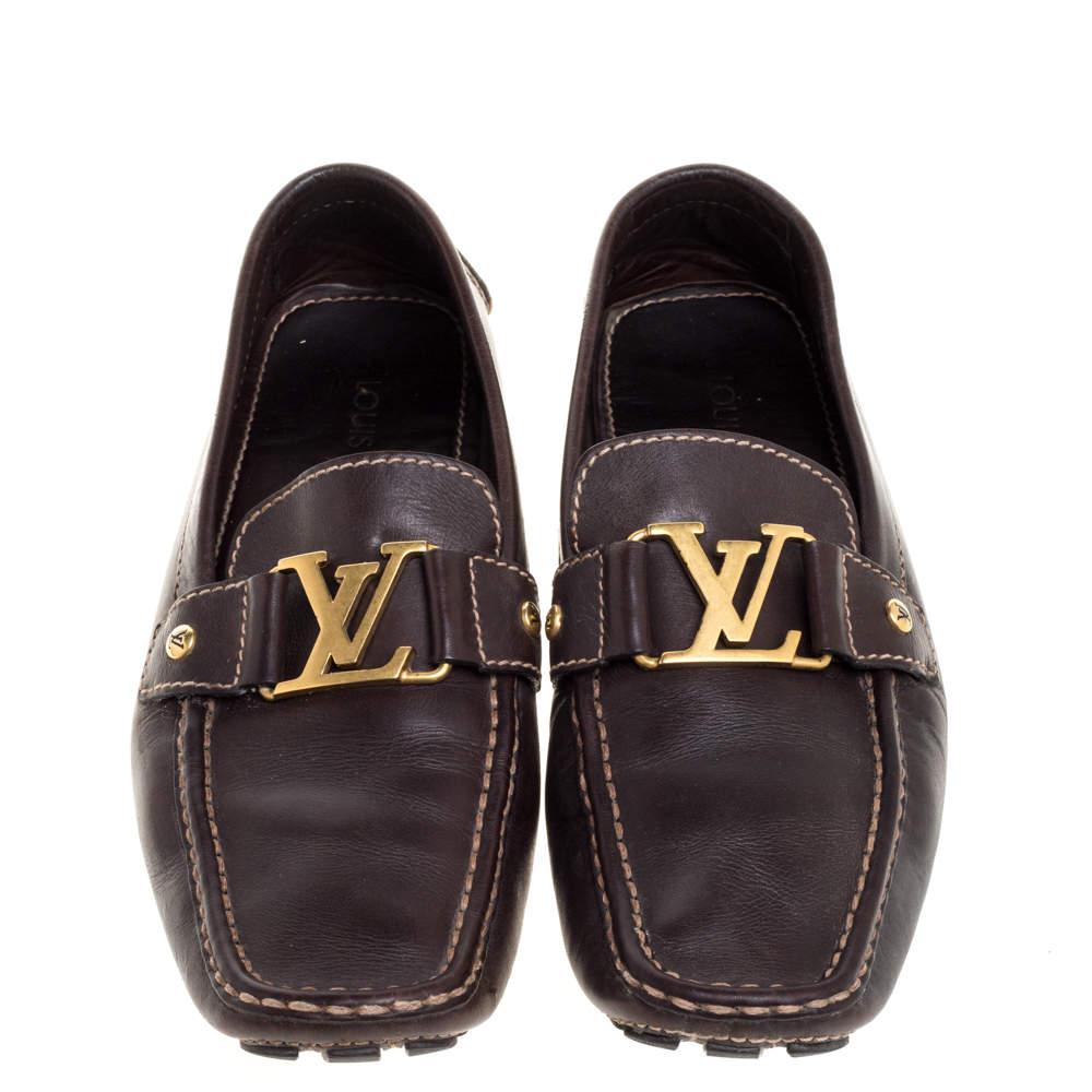 Feel your best in this pair of Monte Carlo loafers from Louis Vuitton. They have been crafted from brown leather and designed with the art of fine stitching and the signature LV on the uppers. The pair is complete with comfortable insoles and rubber