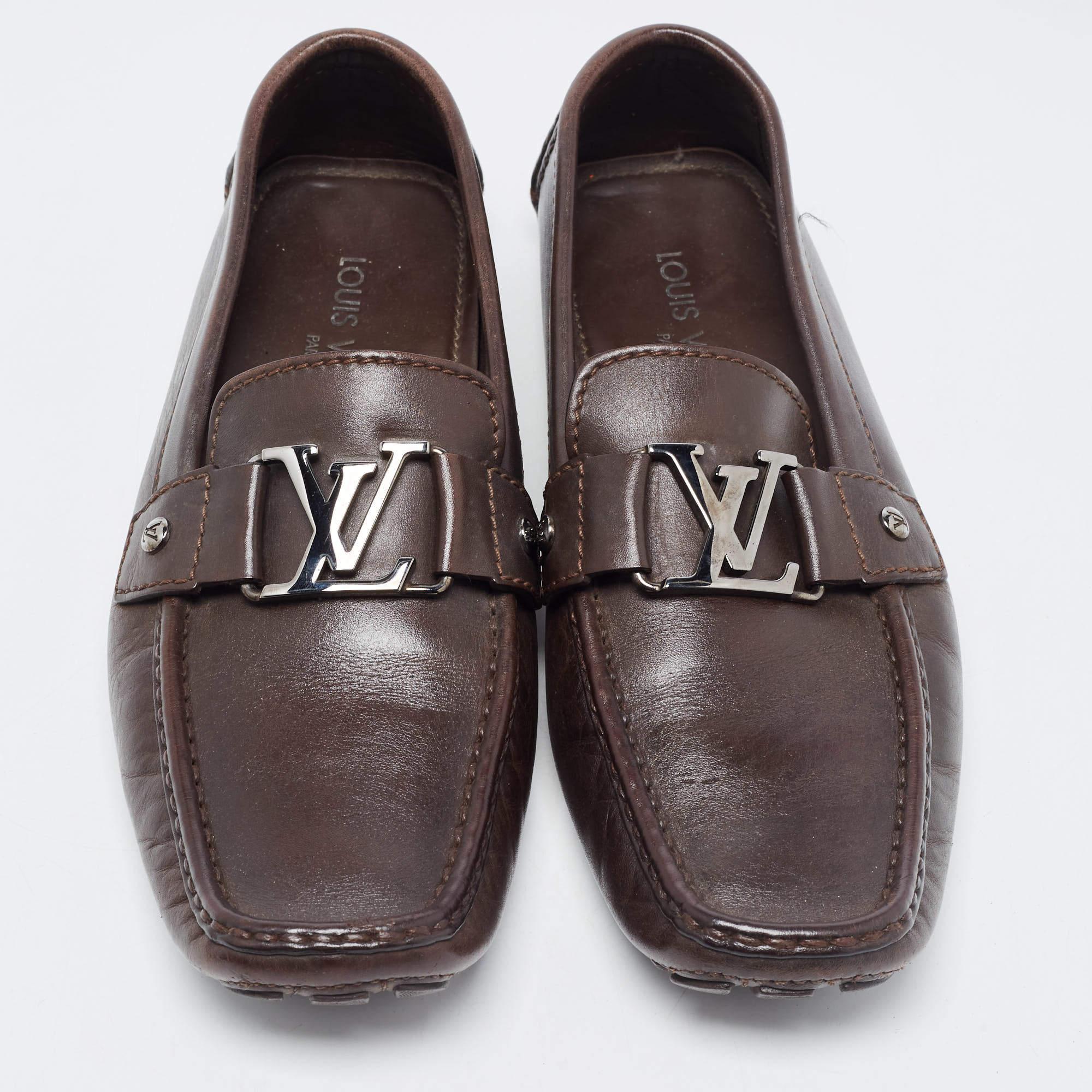 Look sharp and neat with this pair of Monte Carlo loafers from Louis Vuitton. Crafted from brown leather, it is designed with the signature 'LV' on the uppers, and the neat stitching details make it durable. These shoes are characterized by