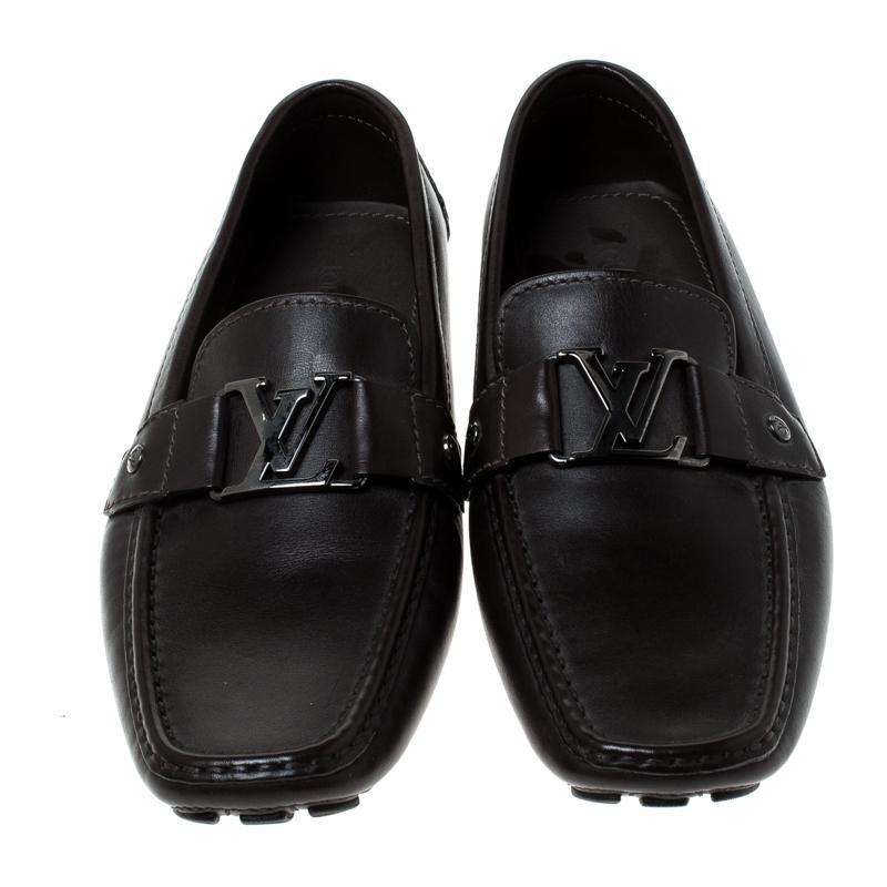 Look sharp and neat with this pair of Monte Carlo loafers from Louis Vuitton. They have been crafted from brown leather and designed with the art of fine stitching and the signature LV on the uppers. The pair is complete with comfortable insoles and