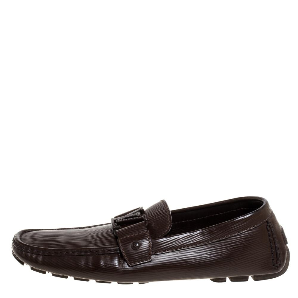 Look sharp and neat with this pair of Monte Carlo loafers from Louis Vuitton. They have been crafted from brown leather and designed with the art of fine stitching and the signature LV on the uppers. The pair is complete with comfortable insoles and