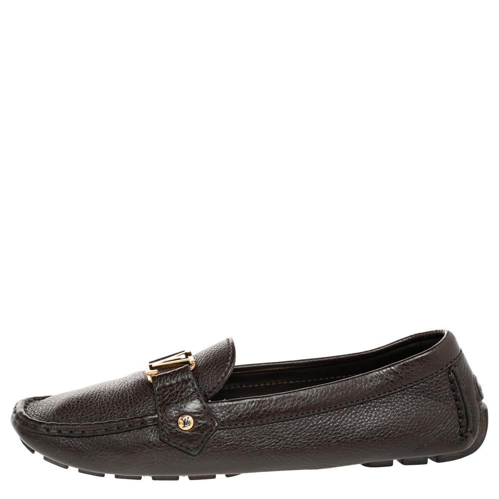 Look sharp and neat with this pair of Monte Carlo loafers from Louis Vuitton. They have been crafted from leather and designed with the art of fine stitching and the signature LV on the uppers. The pair is complete with comfortable insoles and
