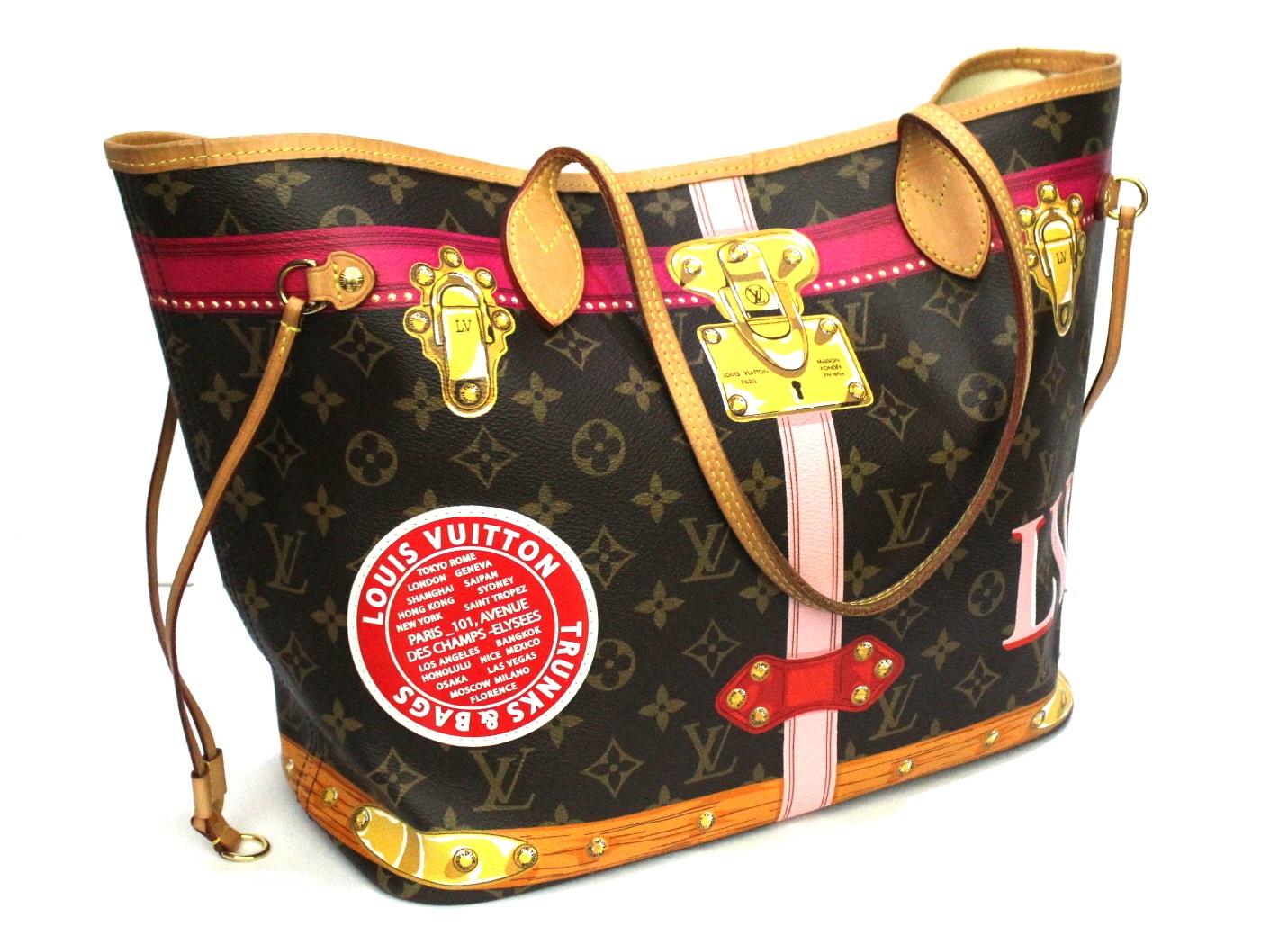 Fantastic limited edition of Louis Vuitton, Neverfull Trunks model size MM.
Made of monogram canvas with colorful prints.
Equipped with double cowhide handle to wear it comfortably.
The bag is in excellent condition.