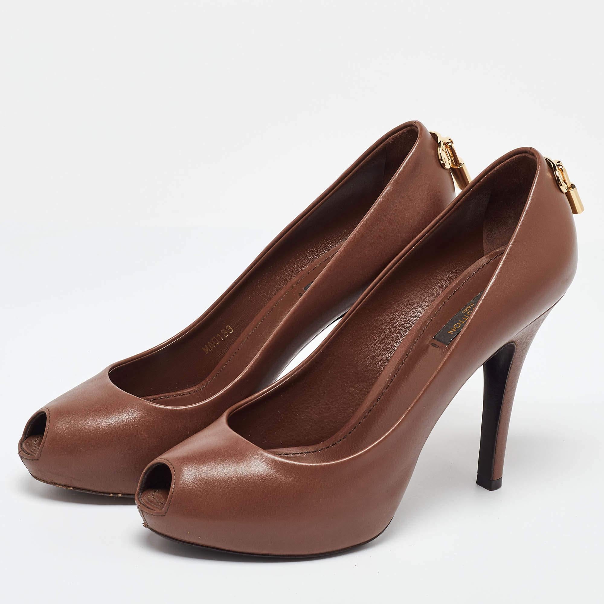 Fate una dichiarazione di stile chic con queste décolleté di design. Presentano tacchi robusti e suole resistenti, perfetti per le tue uscite alla moda.