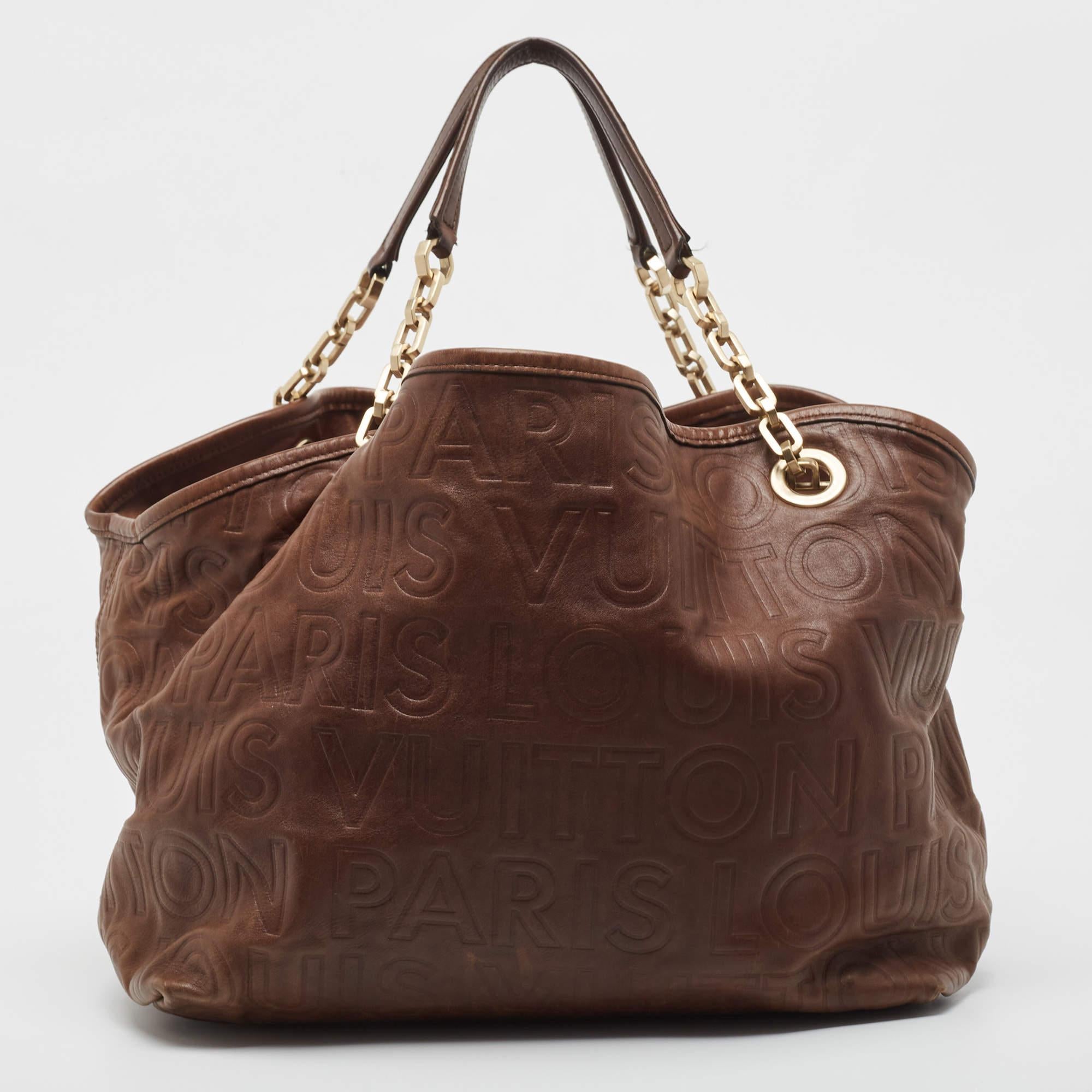 This Louis Vuitton bag is an example of the brand's fine designs that are skillfully crafted to project a classic charm. It is a functional creation with an elevating appeal.

Includes: Original Dustbag, Info Booklet, Brand Box