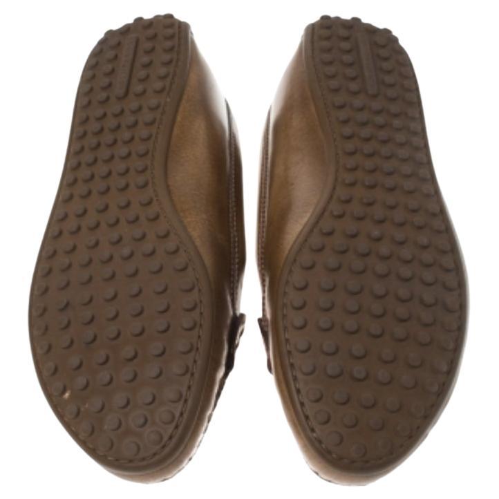 Élégante et très confortable, cette paire de mocassins Louis Vuitton s'ajoutera à votre collection de chaussures. Elles ont été confectionnées en cuir et sont dotées de brides de maintien en forme de penny en métal doré. Les semelles intérieures en