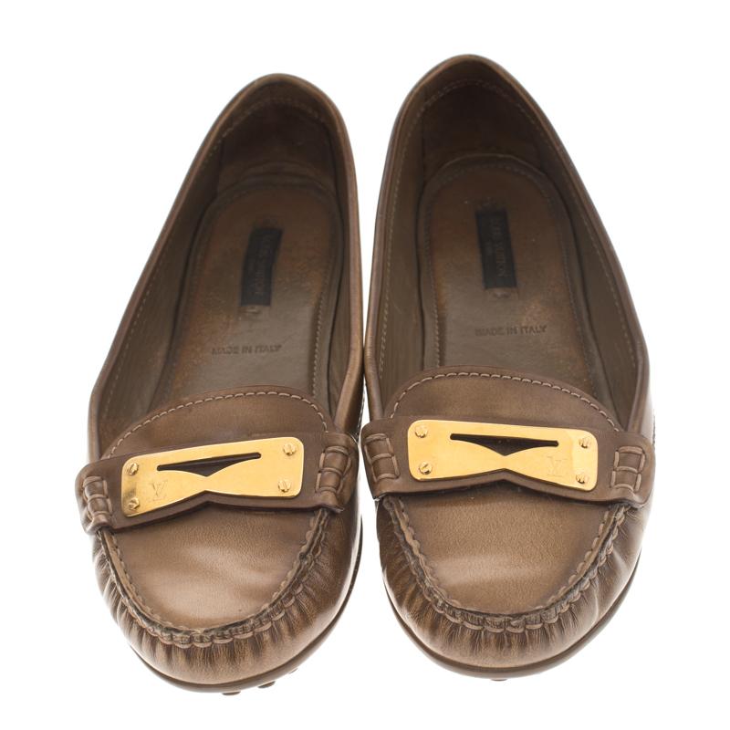 Stilvoll und superbequem, dieses Paar Loafer von Louis Vuitton ist eine großartige Ergänzung für Ihre Schuhsammlung. Sie sind aus Leder gefertigt und mit goldfarbenen Penny Keepers ausgestattet. Die Innensohle aus Leder und die Laufsohle aus Gummi