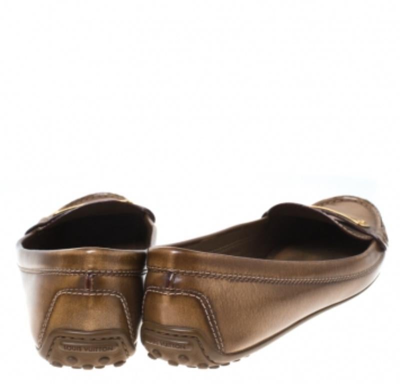 Marron Louis Vuitton Mocassins en cuir marron Taille 38 en vente