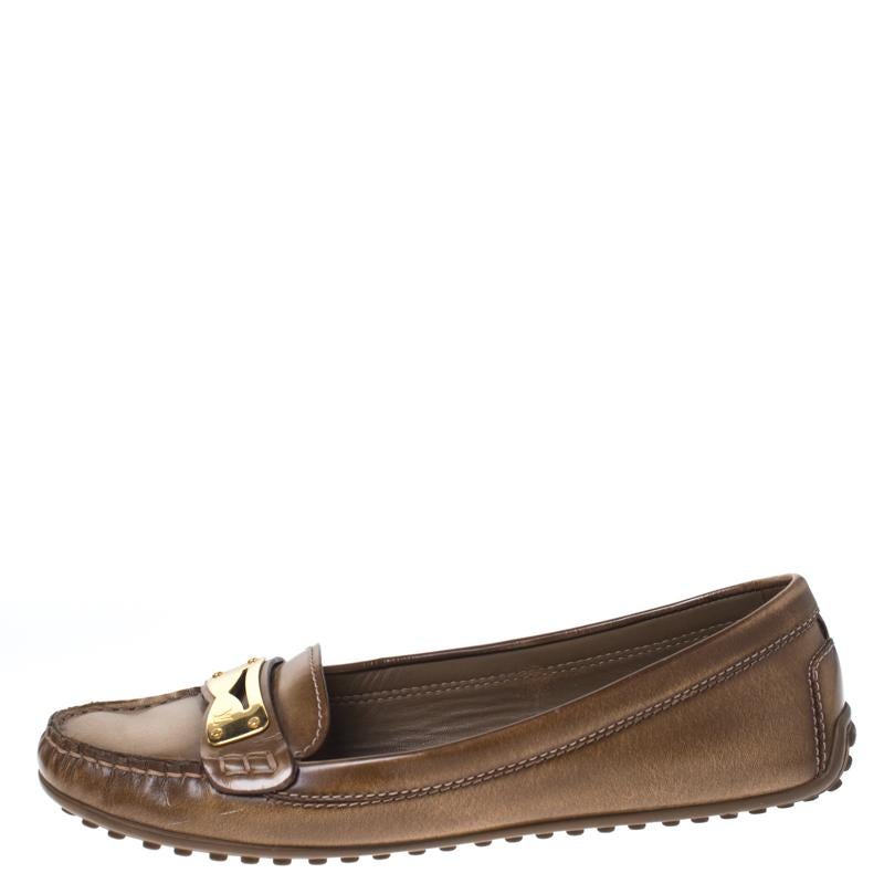 Louis Vuitton - Mocassins en cuir marron, taille 38 Pour femmes en vente