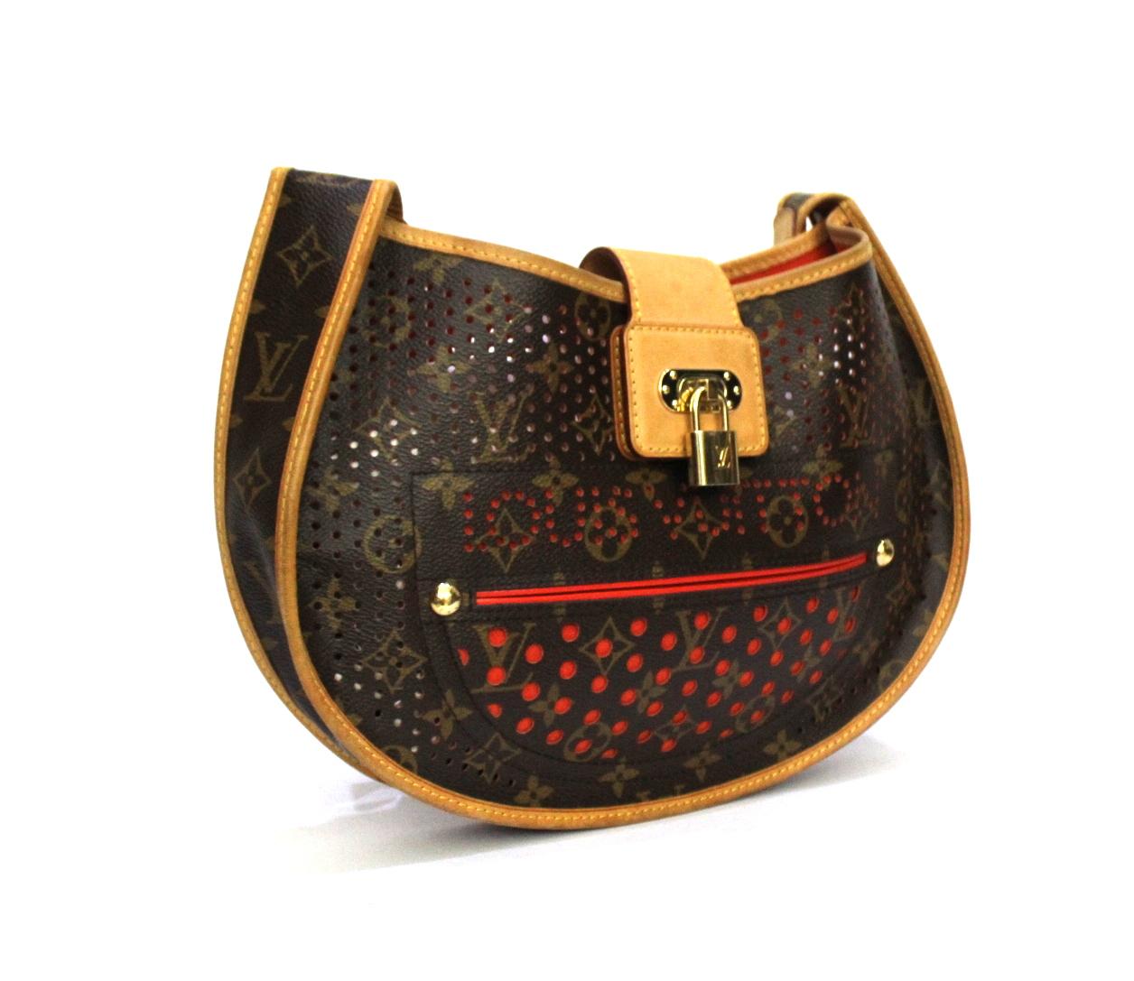 Louis Vuitton Perforated model bag made of monogram canvas with cowhide details, golden hardware and orange interior.
Equipped with adjustable handle. Closure with hook, internally quite large.
The bag is in good condition.