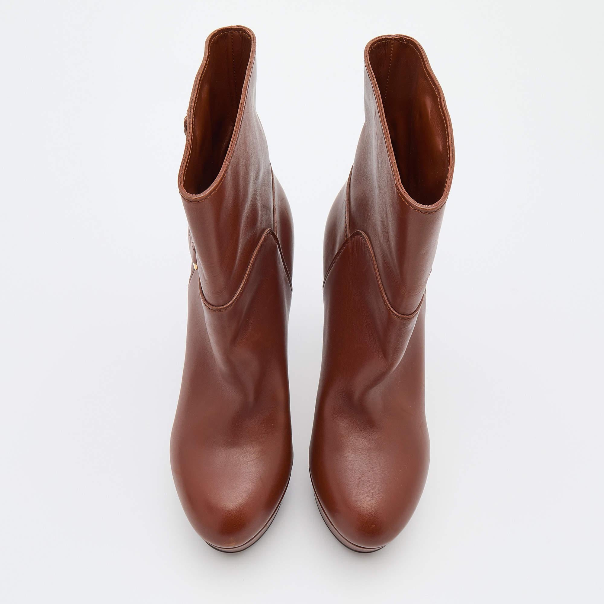 Louis Vuitton is all set to impress you with this stunning pair of boots. Crafted from leather, they feature sturdy heels. This pair of boots will raise your style factor.

