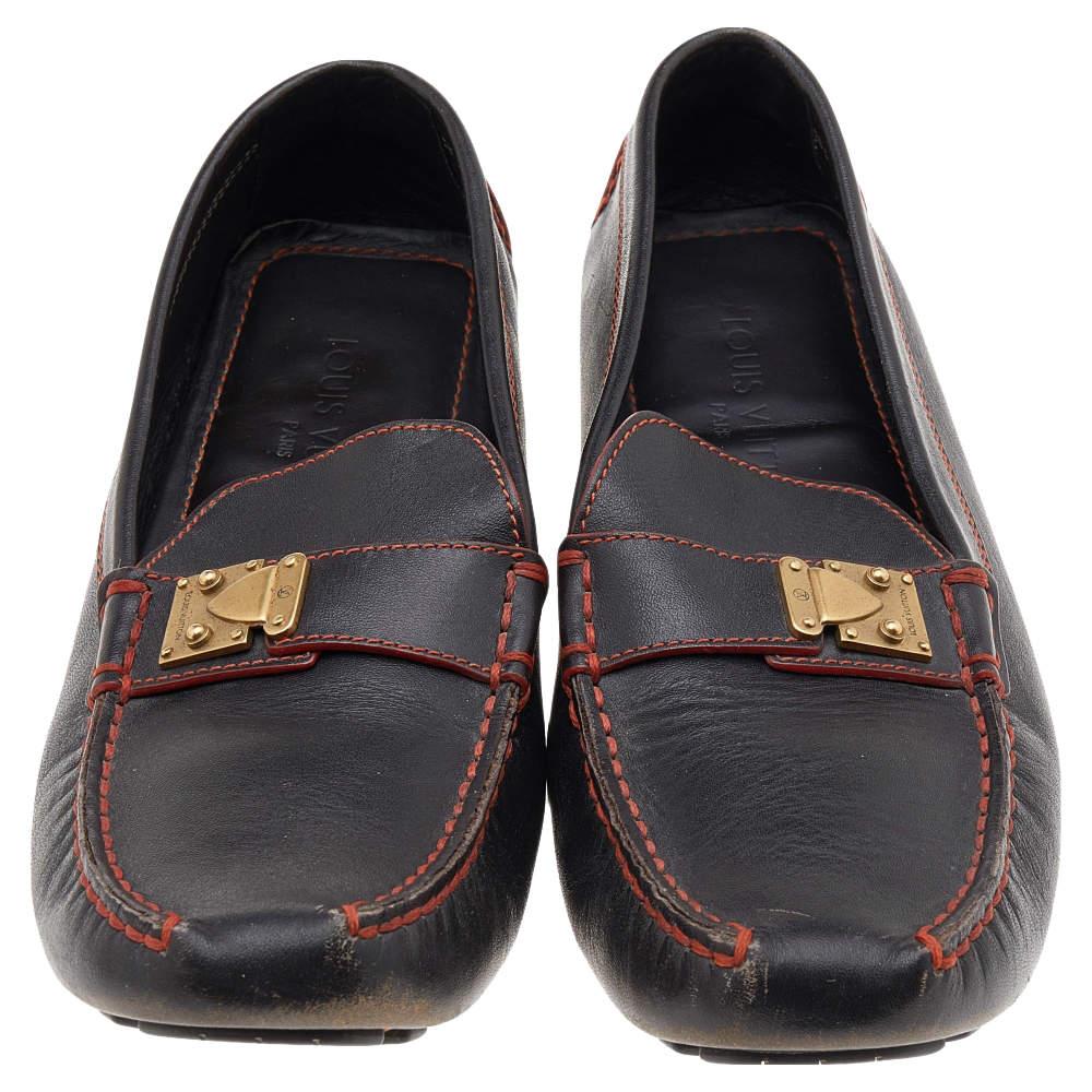 Walk in style and confidence as you wear these loafers from the House of Louis Vuitton! They are designed using brown leather, with a gold-tone S lock accent placed on their vamps. They flaunt an easy slip-on style and contrast stitch detailing.