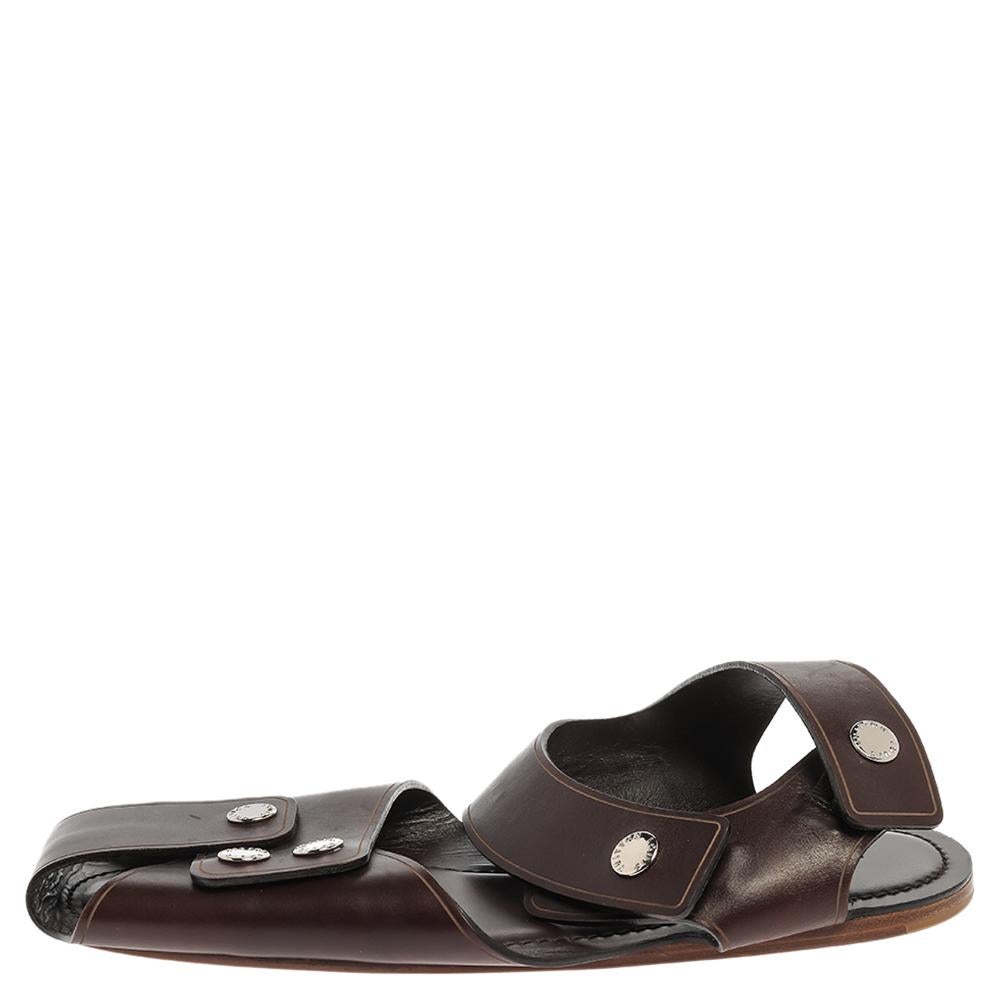 Stylish, modern, and perfect to adorn your feet, these Serengeti flat sandals from Louis Vuitton are a must-buy! They are crafted from brown leather and feature a unique silhouette with button-secured vamps and ankles. Comfortable leather lined