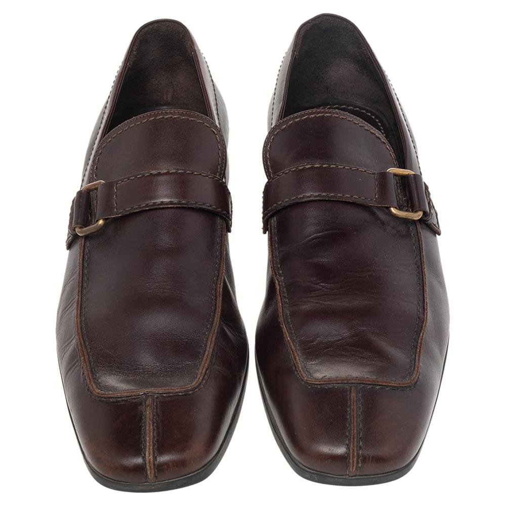 Louis Vuitton brings you this luxe pair of loafers that will complement your casual as well as semi-formal outfits. The exterior of the loafers has been crafted from brown leather. They are complete with strap detailing on the vamps.

Includes: