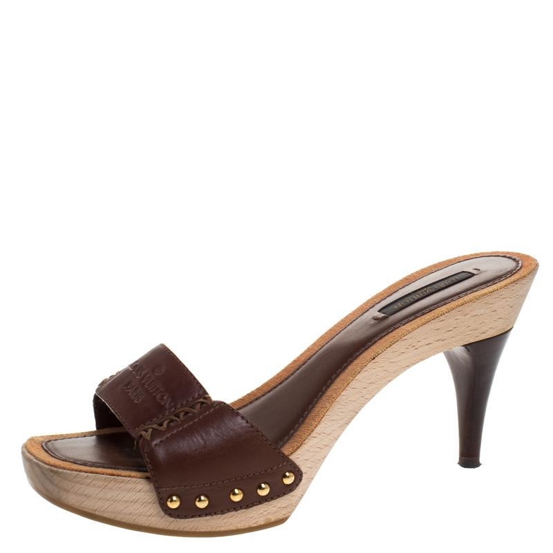 Win praises every time you step out in these sandals from Louis Vuitton! Beautifully designed with leather featuring stitch detailing on the vamps and studs, they present a gorgeous appeal. The brown pair carries comfortable platforms and 6.5 cm