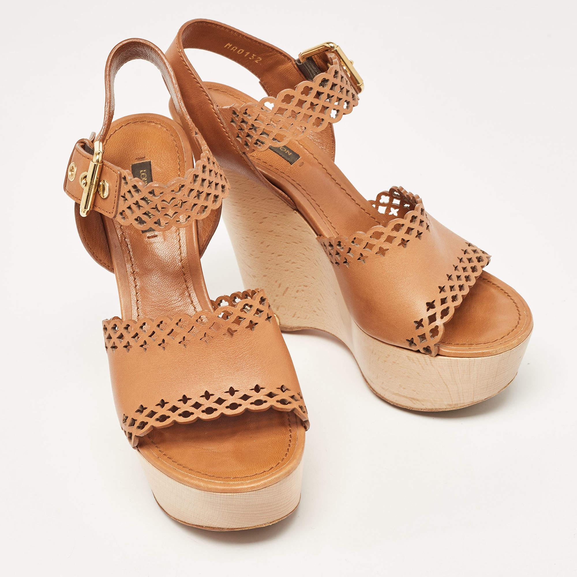 Louis Vuitton Brown Leather Wedge Ankle Strap Sandals Size 39 (Sandales à talons compensés en cuir brun) Pour femmes en vente